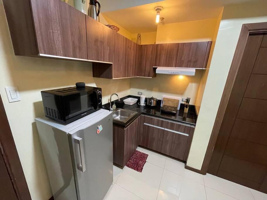 Azalea 1BR Suite - Pool, Gym, WiFi, Netflix, AC, Kitchen, Ayala Mall