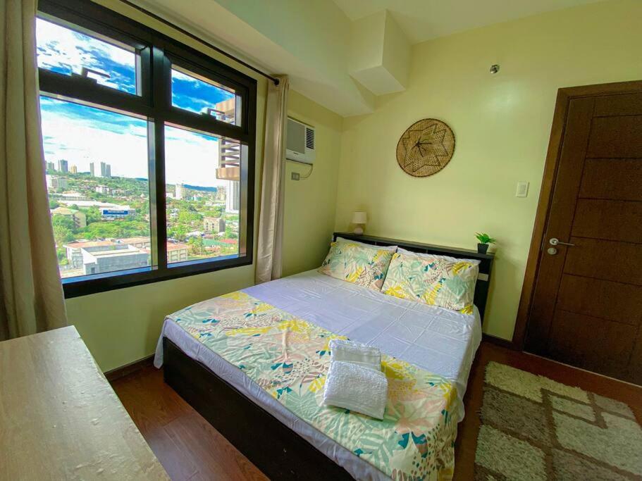 Azalea 1BR Suite - Pool, Gym, WiFi, Netflix, AC, Kitchen, Ayala Mall