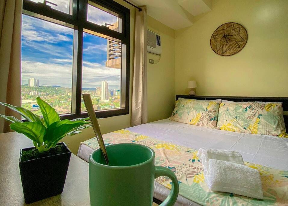 Azalea 1BR Suite - Pool, Gym, WiFi, Netflix, AC, Kitchen, Ayala Mall