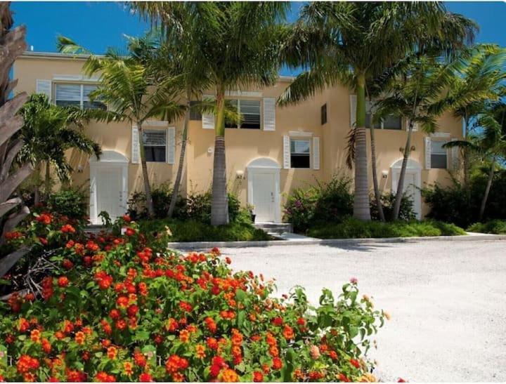 Hotel GRACEBAY TOWNHOMES B3, 5 minutes walk to gracebay beach - Image 1