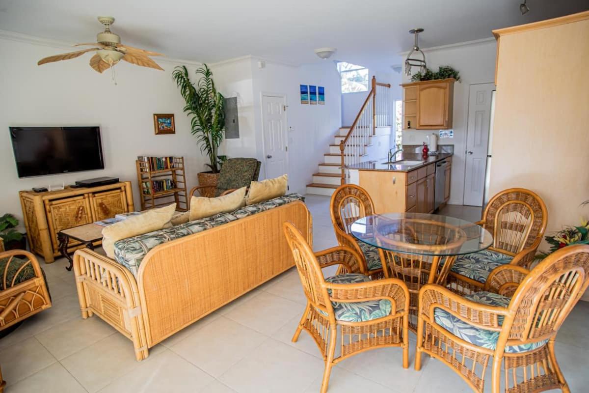 GRACEBAY TOWNHOMES B3, 5 minutes walk to gracebay beach view 2