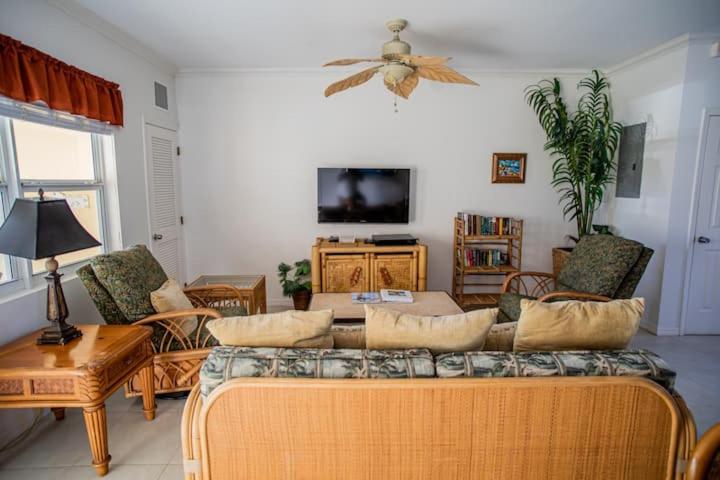 GRACEBAY TOWNHOMES B3, 5 minutes walk to gracebay beach view 3