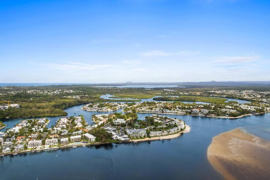 Tides on Noosa Pde - across from river walk to Noosa Main beach
