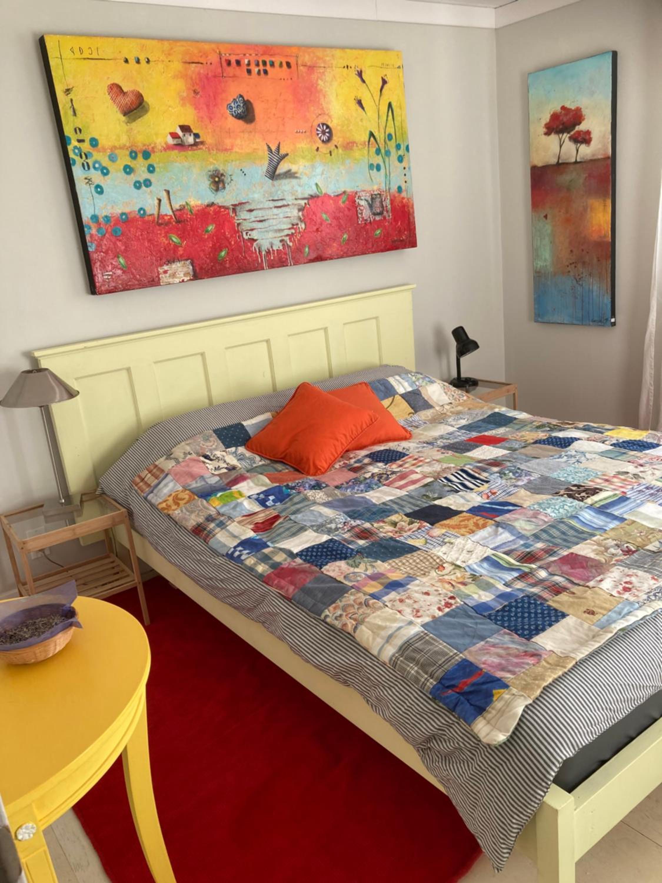 Cozy ,artistic cottage in a garden setting close to the beach and hiking trails.