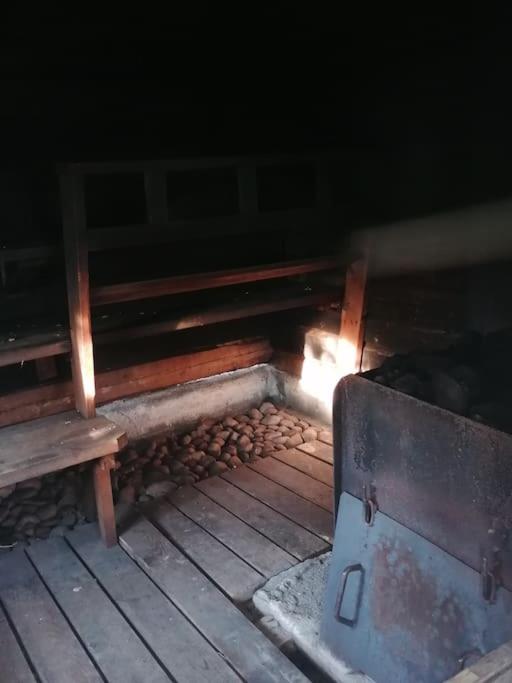 Viihtyisä saunamökki päärakennuksen takana, oma rauha