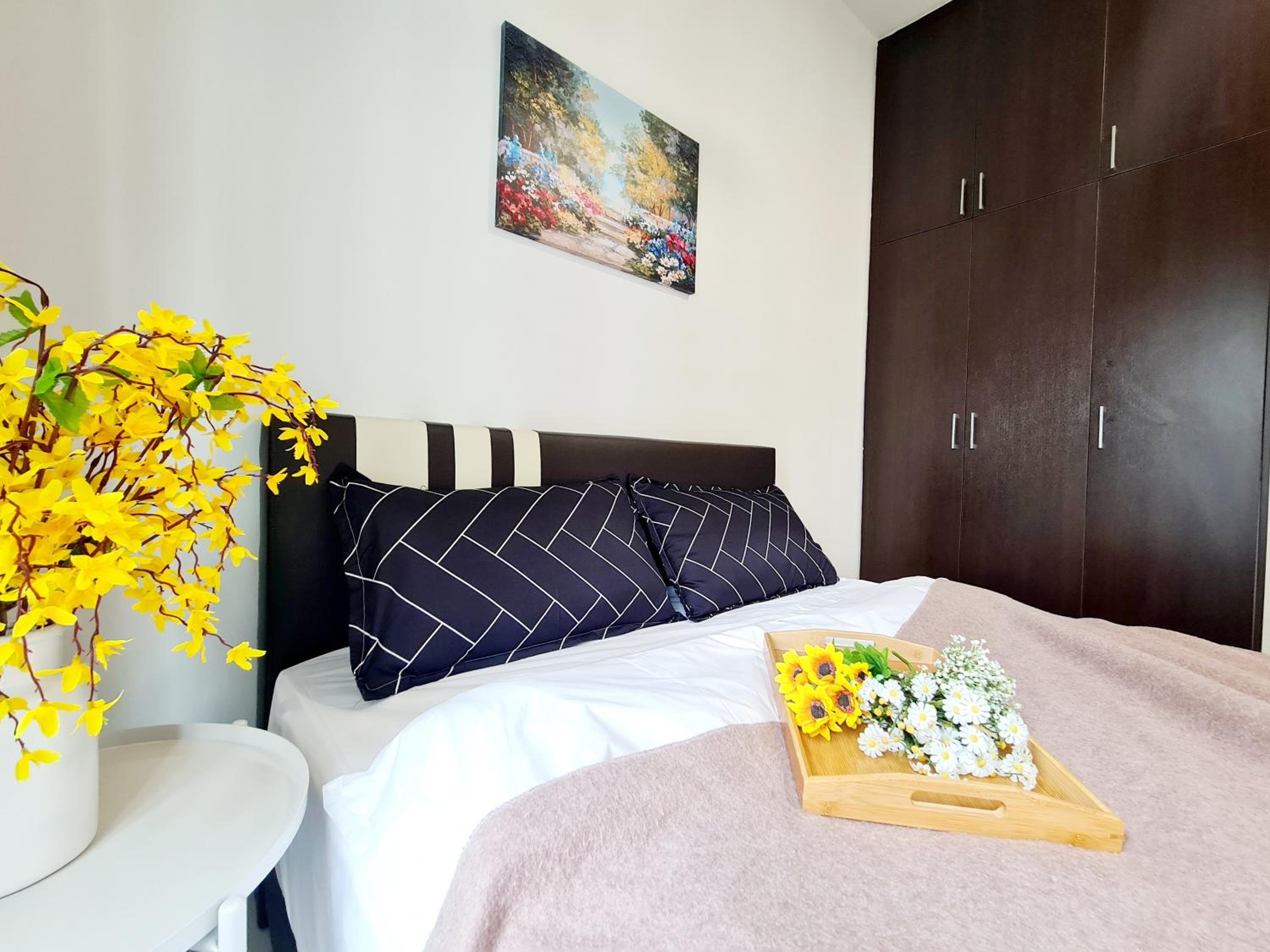 8 Guest 3 Room OUG E3 Old Klang Bkt Jalil Pavilion Stadium Mid Valley Bangsar Puchong IOI