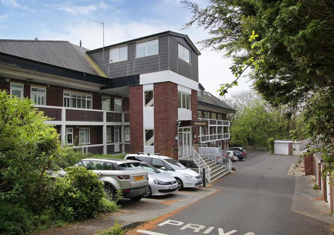 Woodridge Court