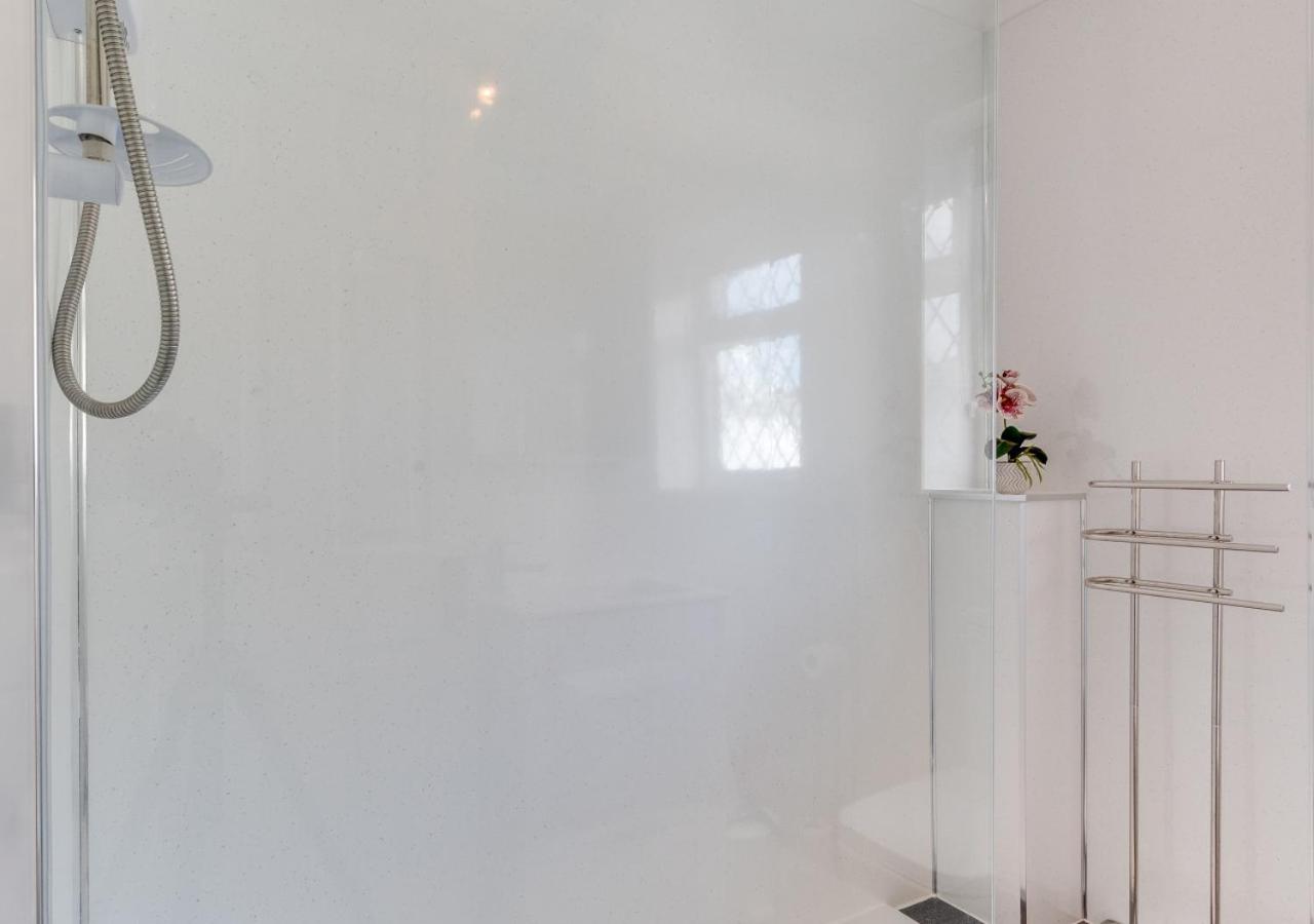 3 Bed in Torquay oc-h28551