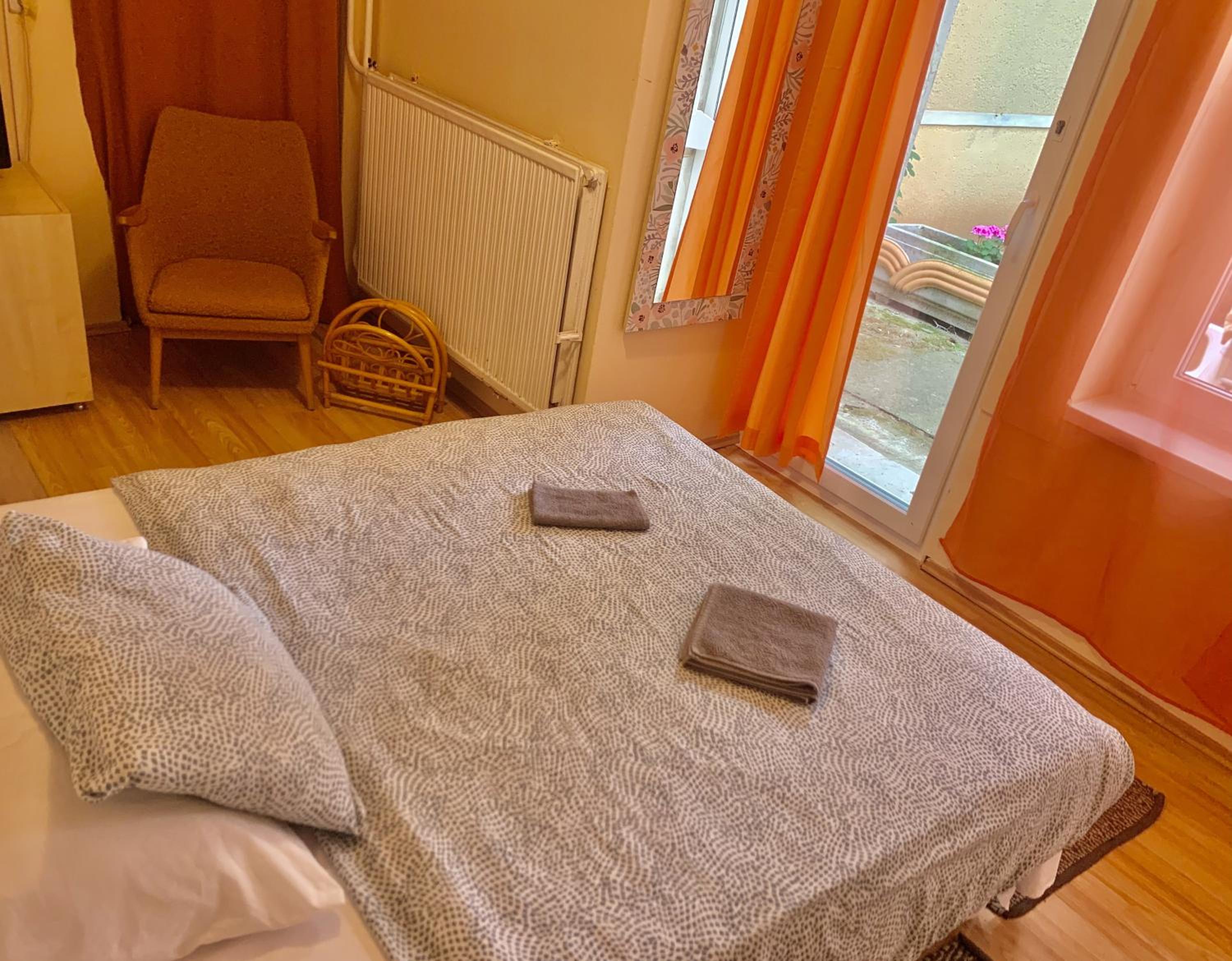 2 Rooms Retro Guesthouse in a silent garden view 5