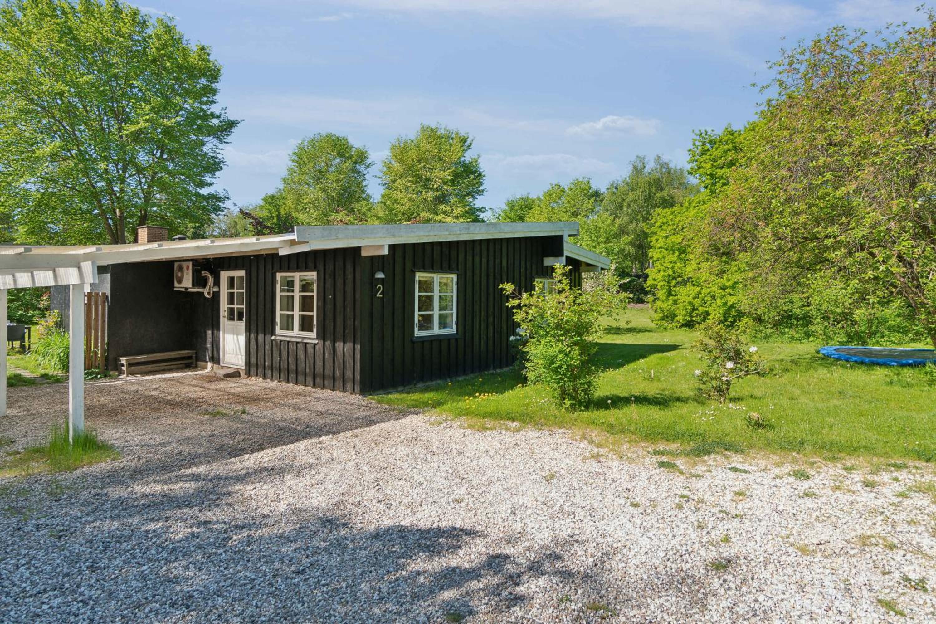 Spacious Summer House With Pool