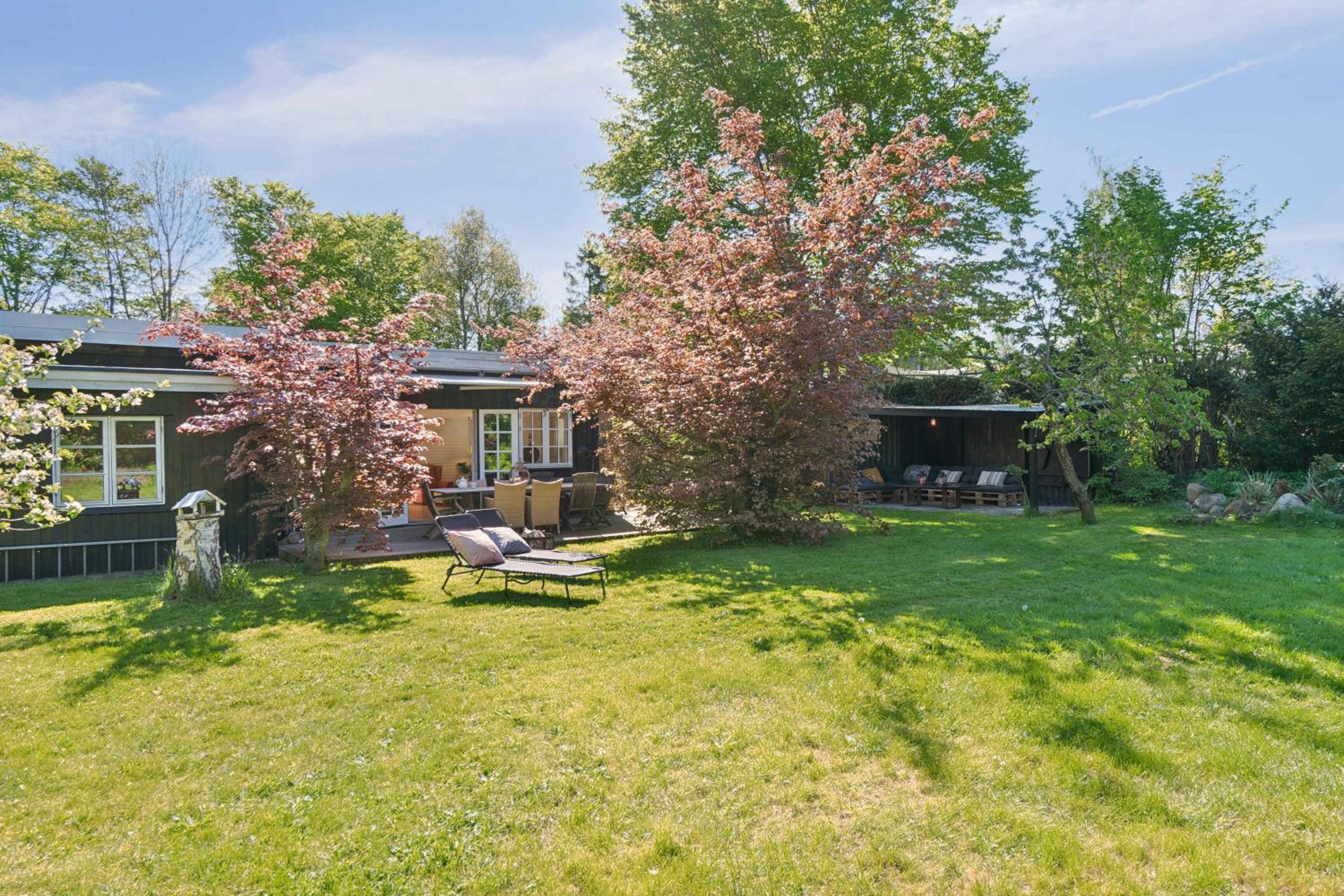 Spacious Summer House With Pool