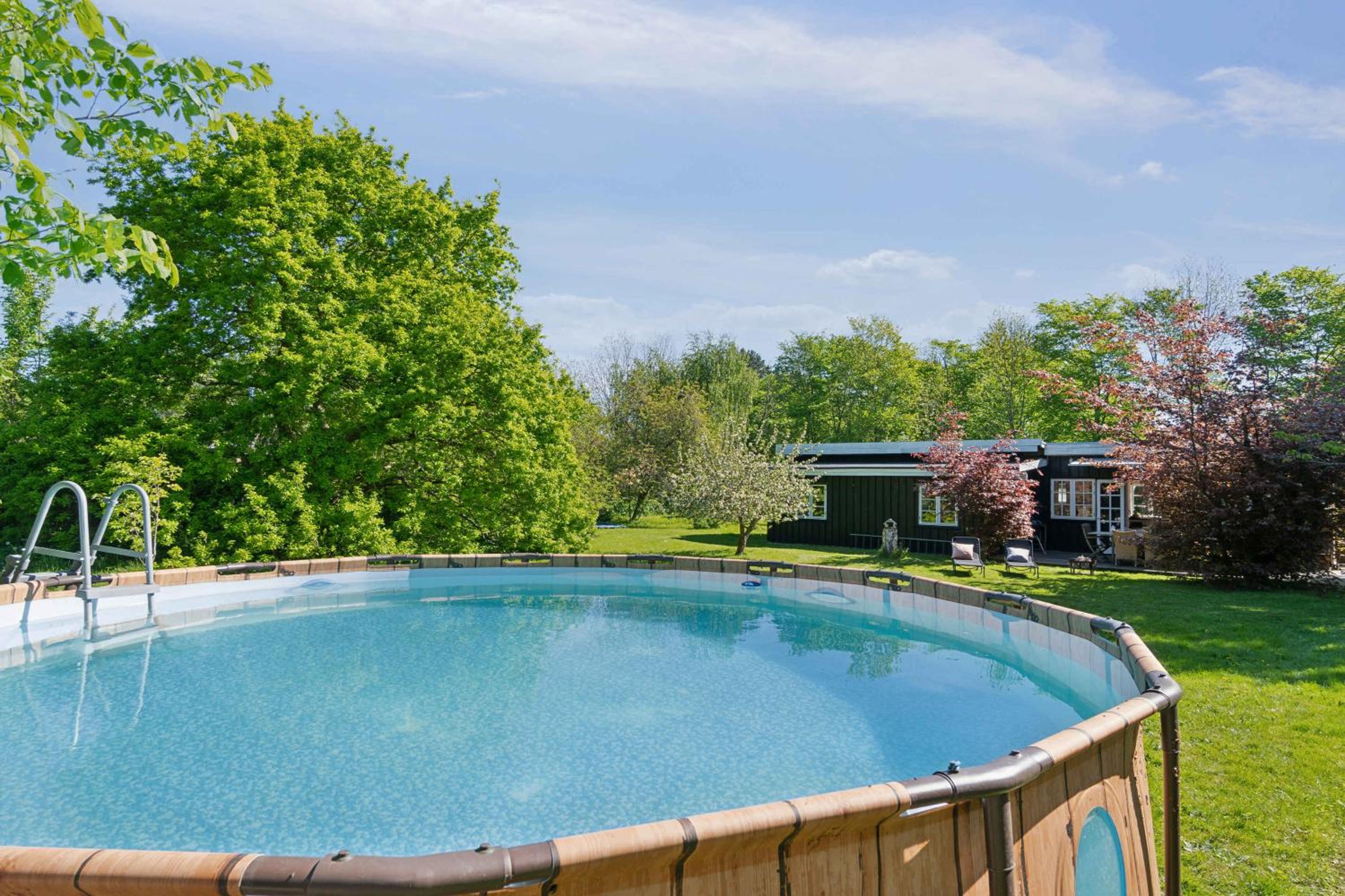 Spacious Summer House With Pool