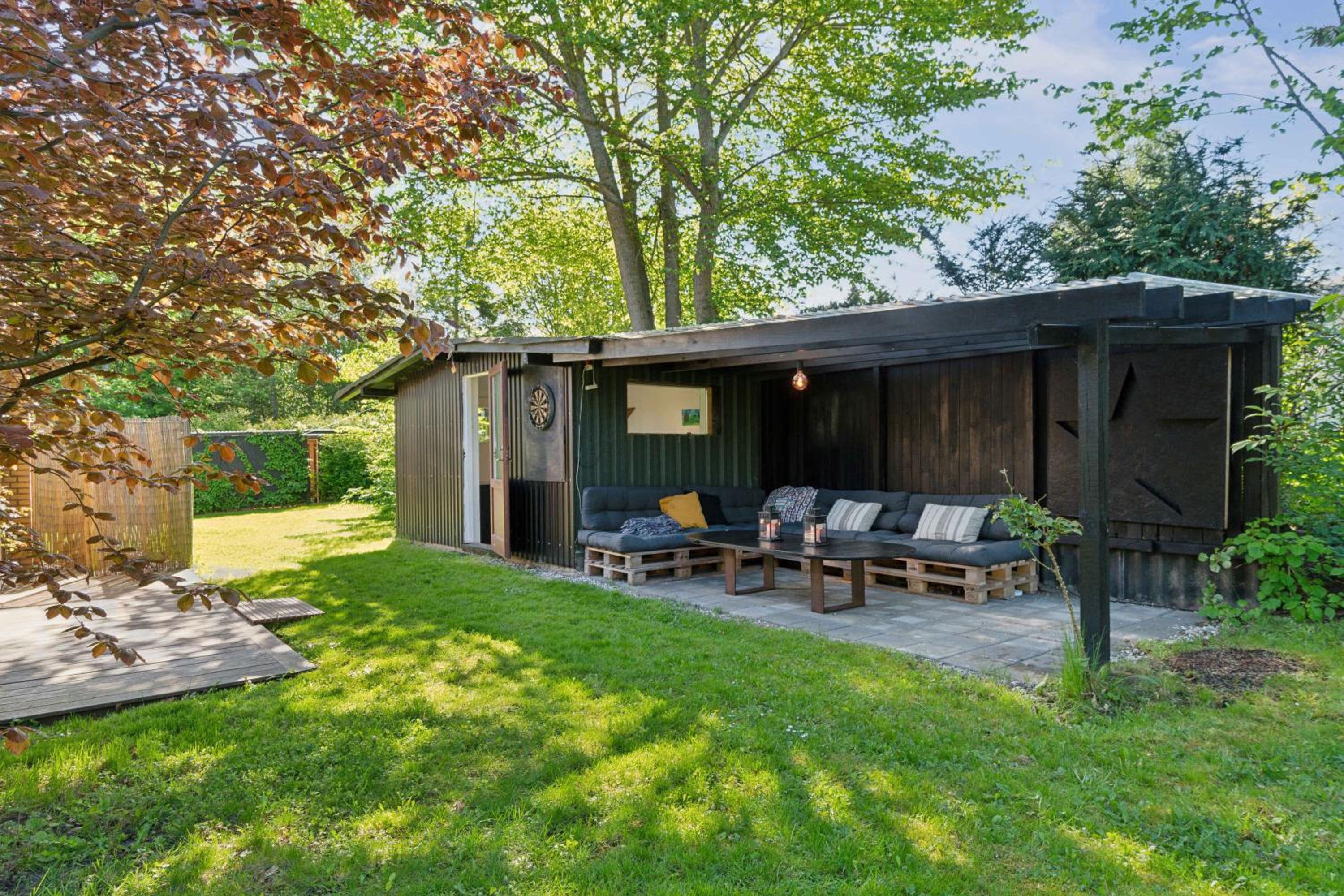 Spacious Summer House With Pool