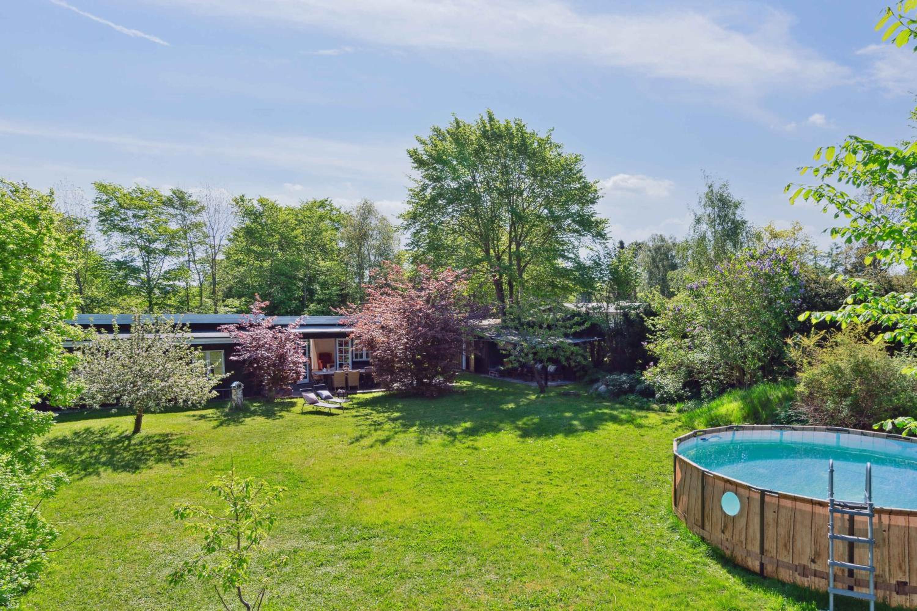 Spacious Summer House With Pool