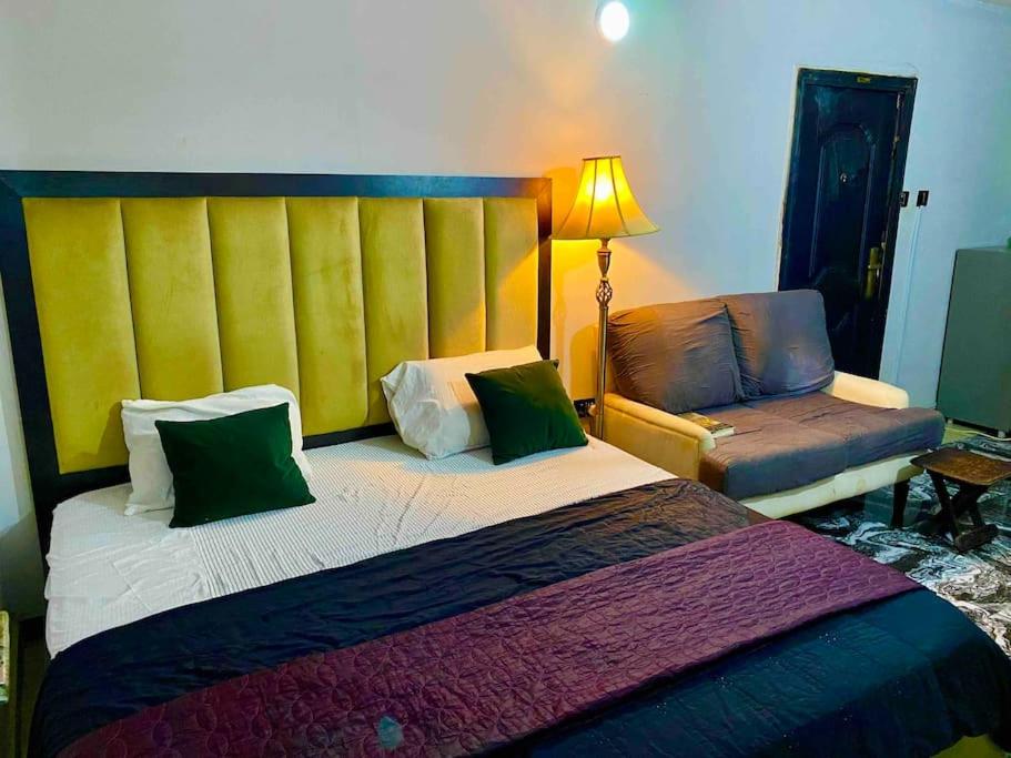 Top-pick oneBedroom Rental 5-mins from the Airport view 2