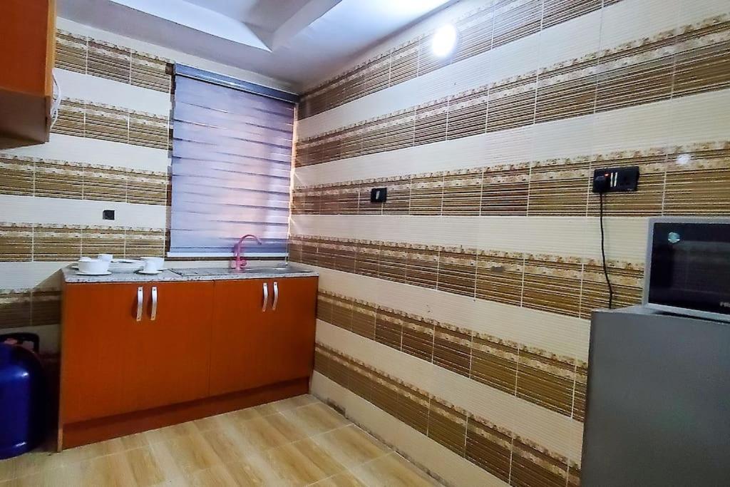 Top-pick oneBedroom Rental 5-mins from the Airport view 4
