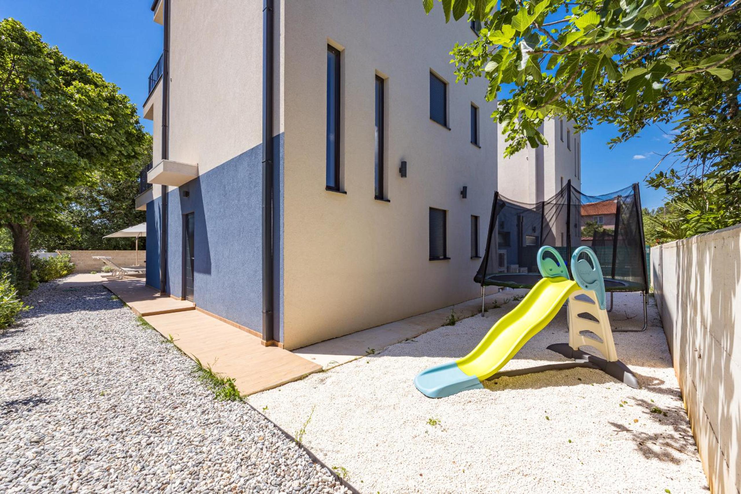 Villa Bay I near Medulin for 9 people with heated pool - playground & whirpool only 100 meters from the beach - pet friendly