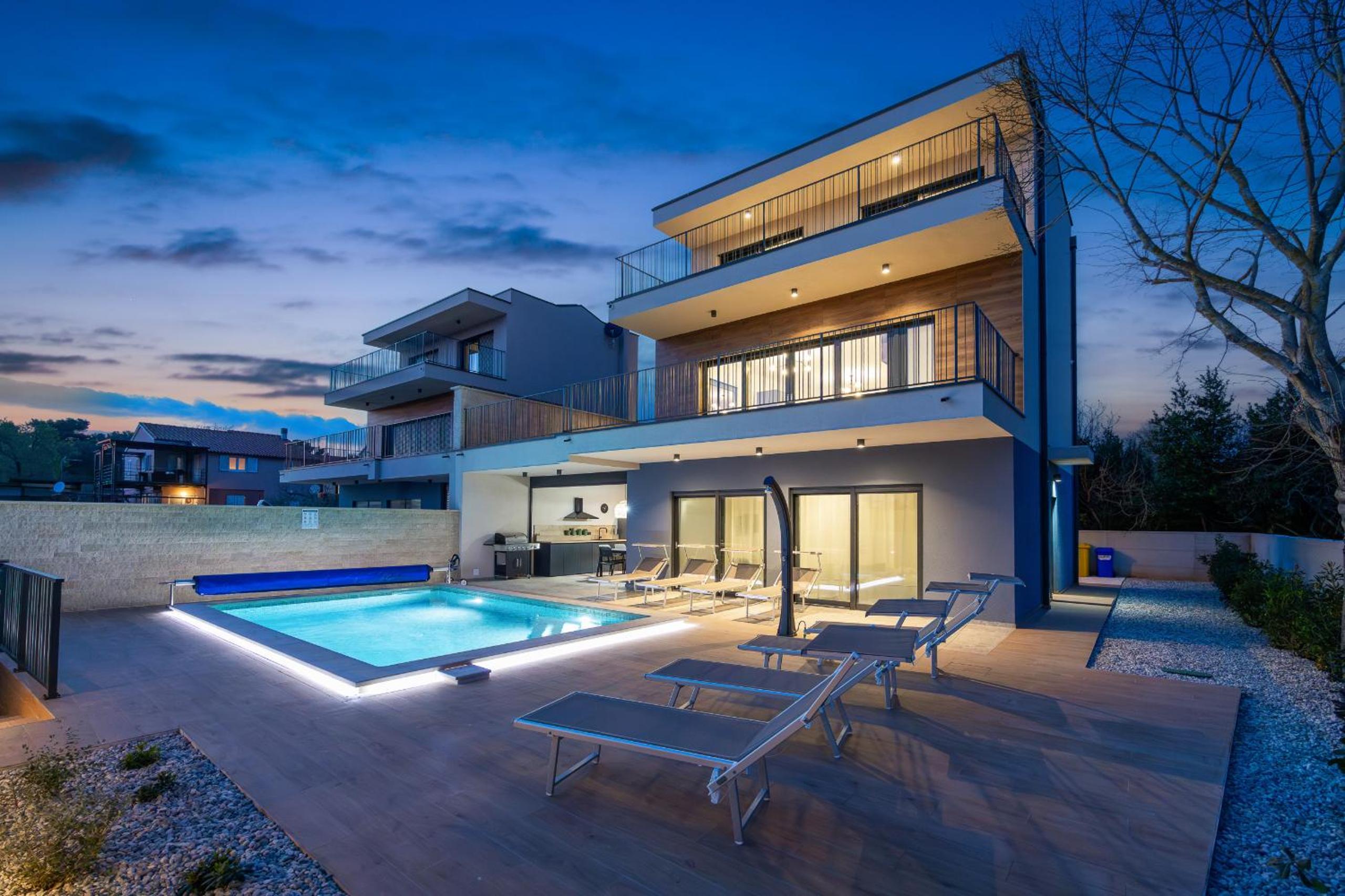 Villa Bay I near Medulin for 9 people with heated pool - playground & whirpool only 100 meters from the beach - pet friendly
