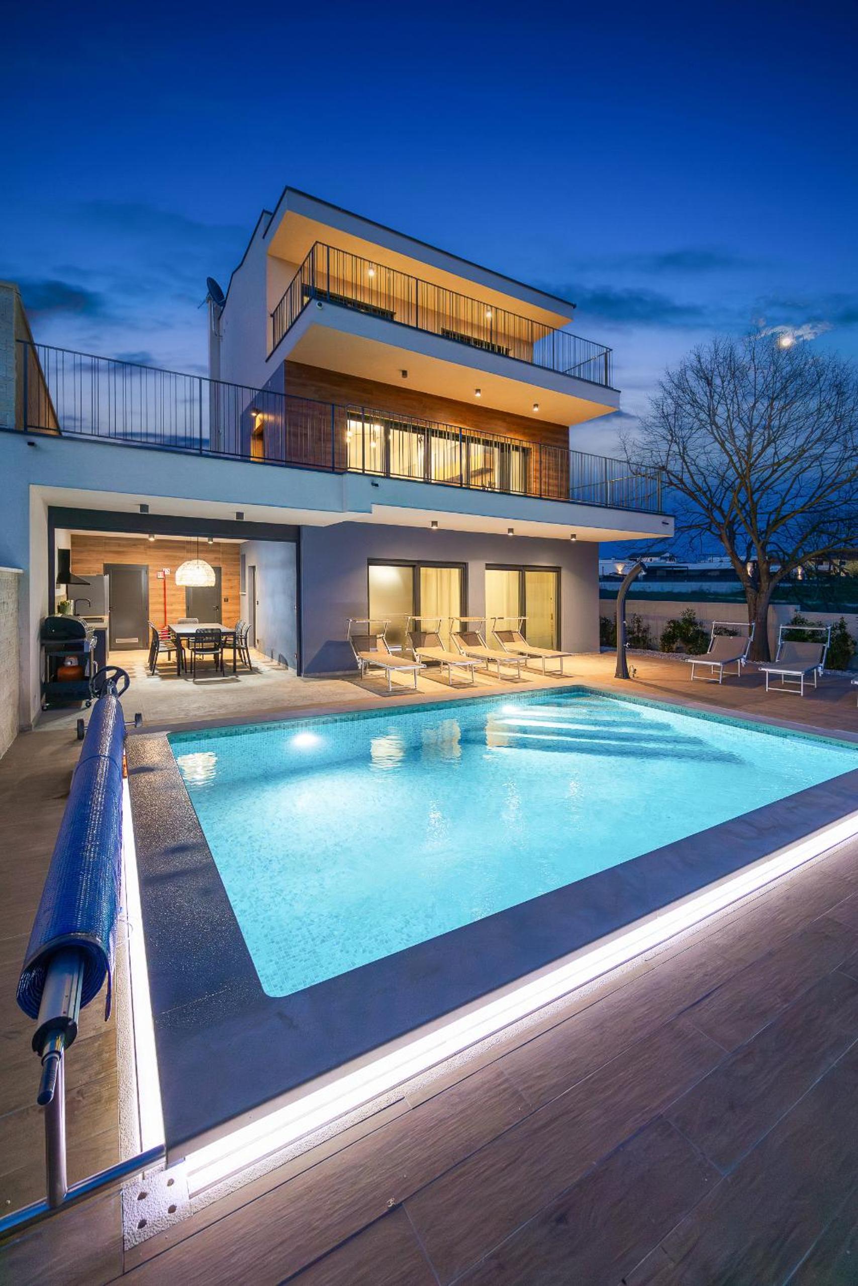 Villa Bay I near Medulin for 9 people with heated pool - playground & whirpool only 100 meters from the beach - pet friendly