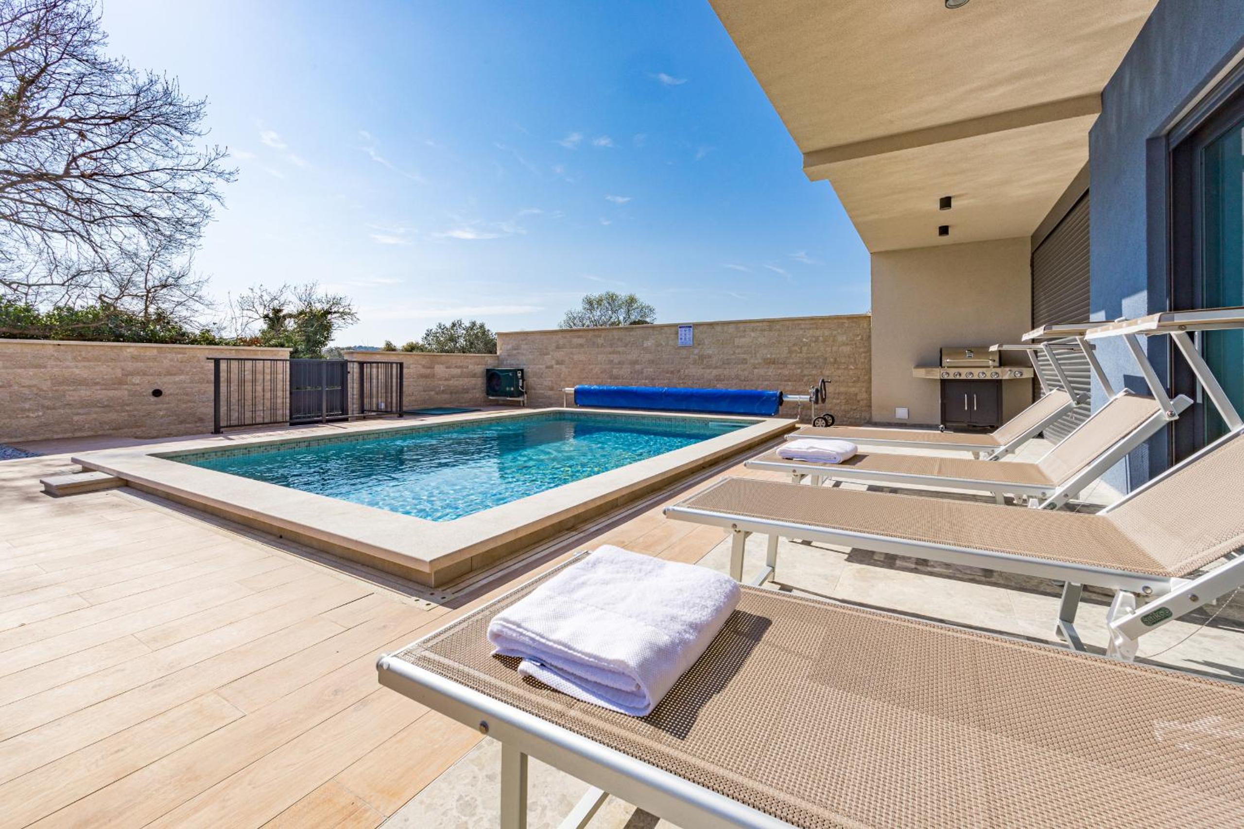 Villa Bay I near Medulin for 9 people with heated pool - playground & whirpool only 100 meters from the beach - pet friendly
