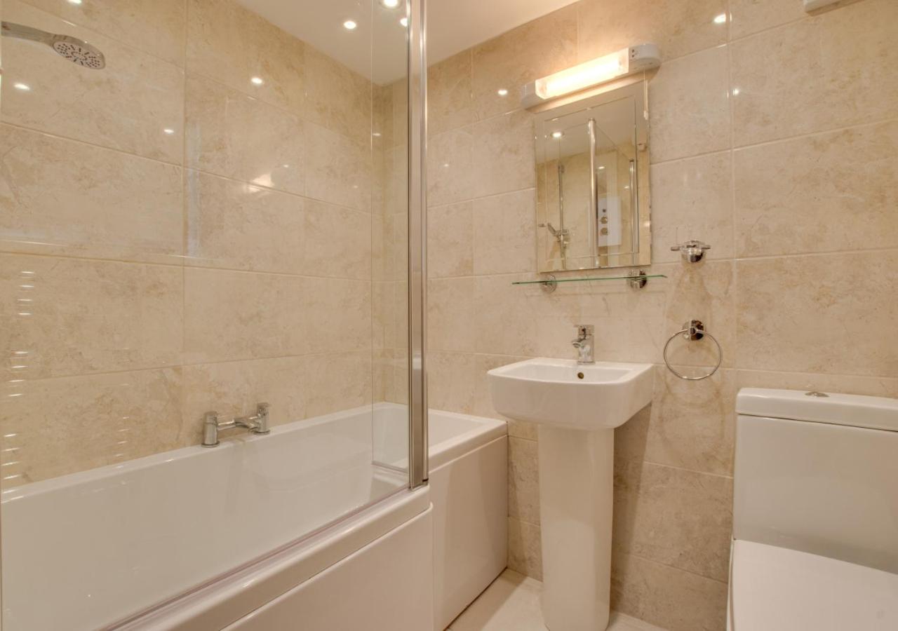 3 Bed in Haverfordwest oc-wav586