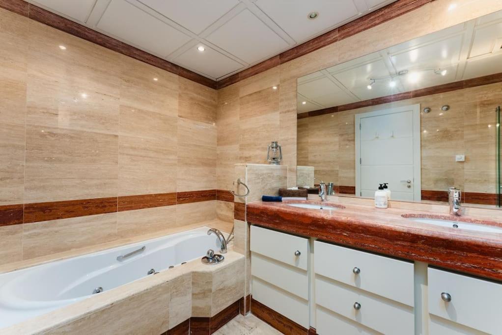 Luxury Beachfront Penthouse Marbella - heated pool & seaviews photo 5