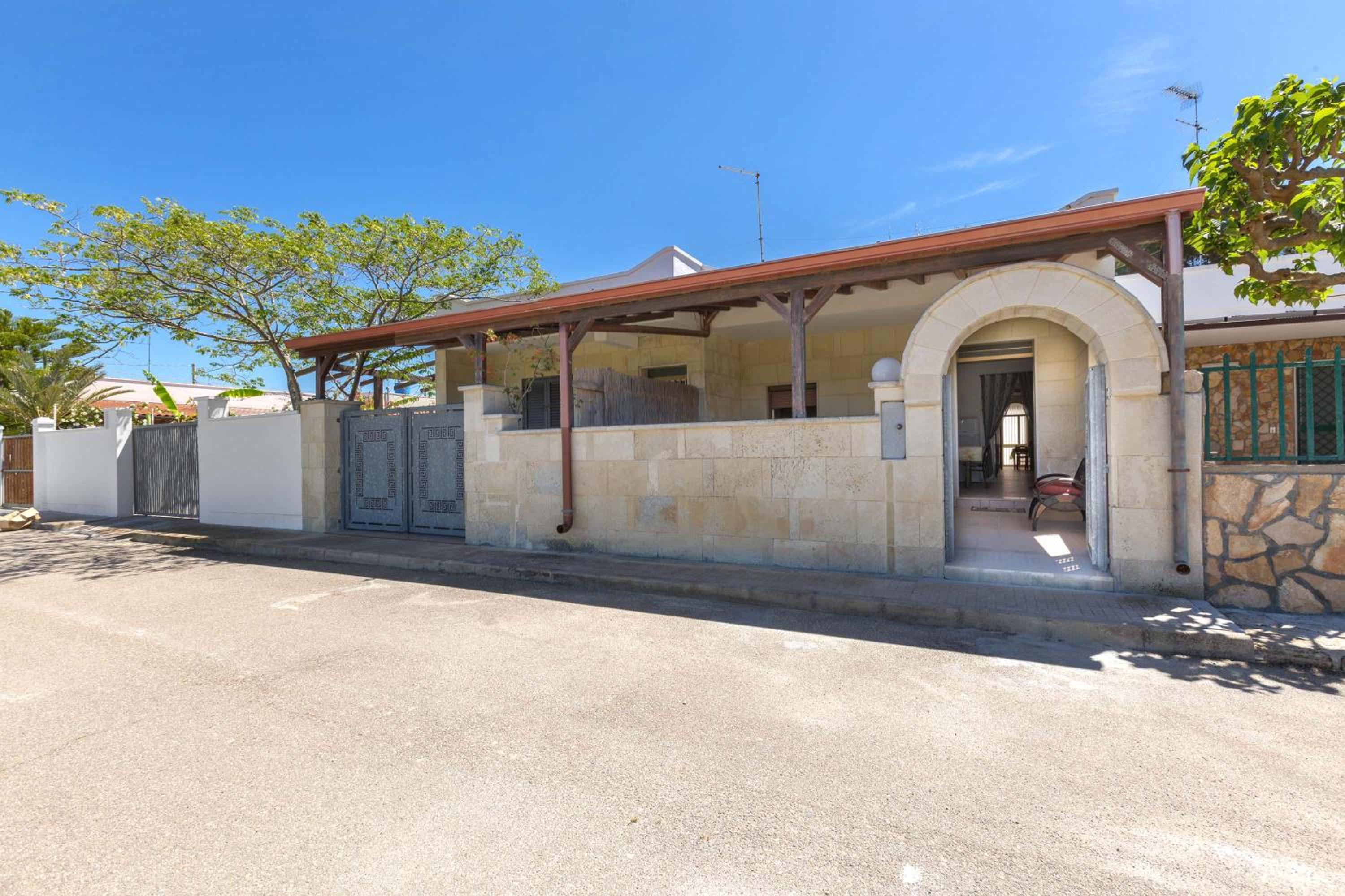 Villetta Ginestra by BarbarHouse en Torre Lapillo — building