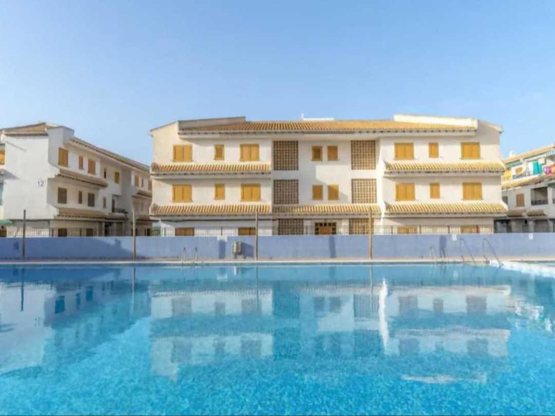rentafive Piscina Parking Pista de tenis