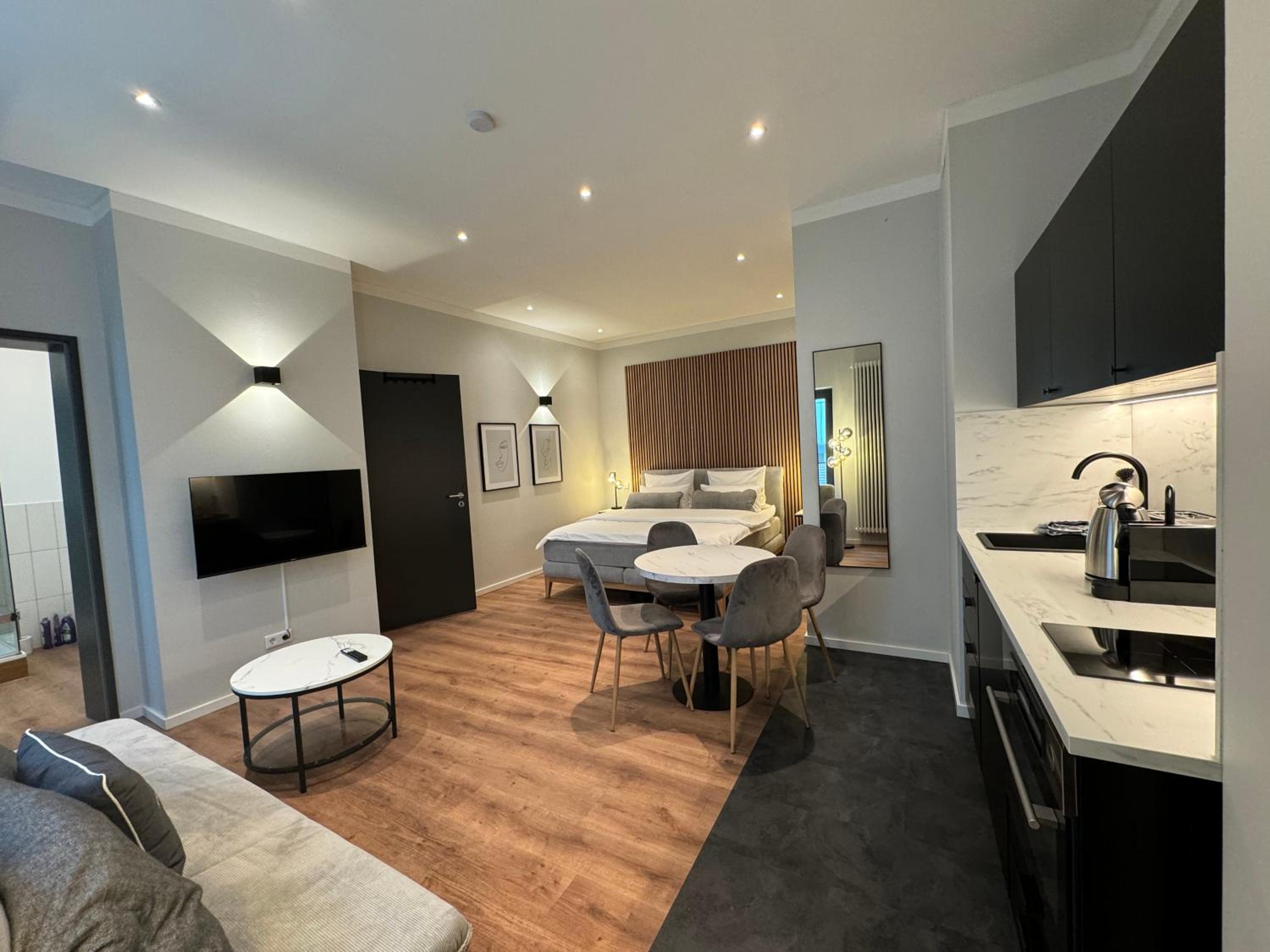 City-Studio im Innenhof mit Boxspring-Bett und Community-Raum
