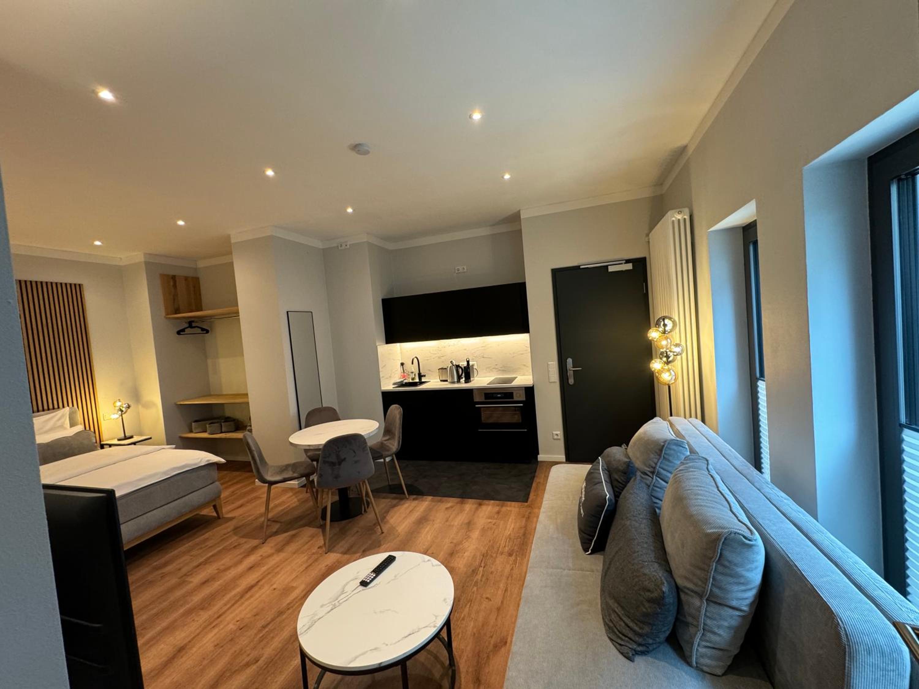 City-Studio im Innenhof mit Boxspring-Bett und Community-Raum