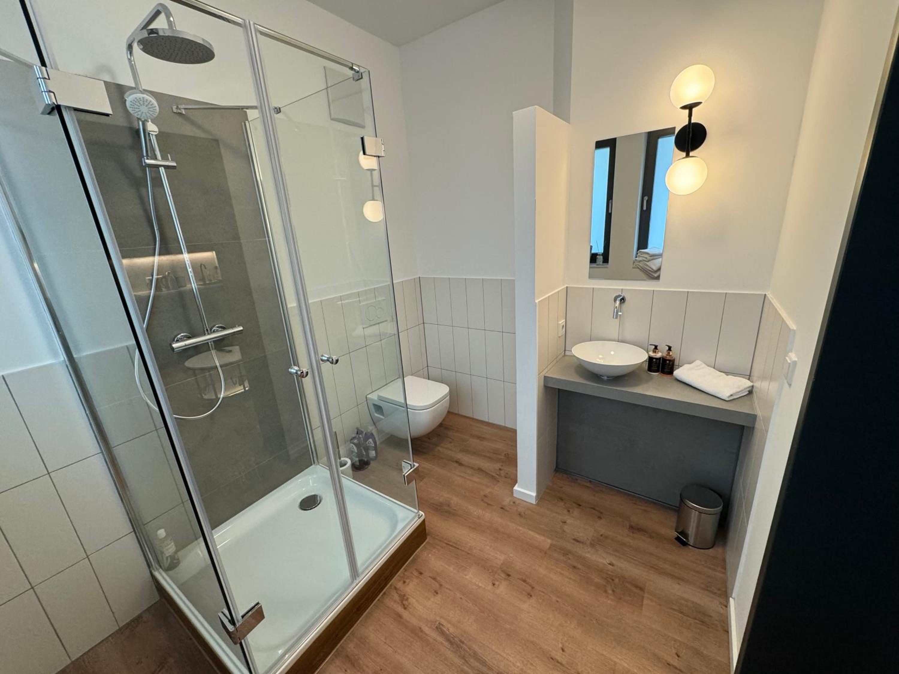 City-Studio im Innenhof mit Boxspring-Bett und Community-Raum