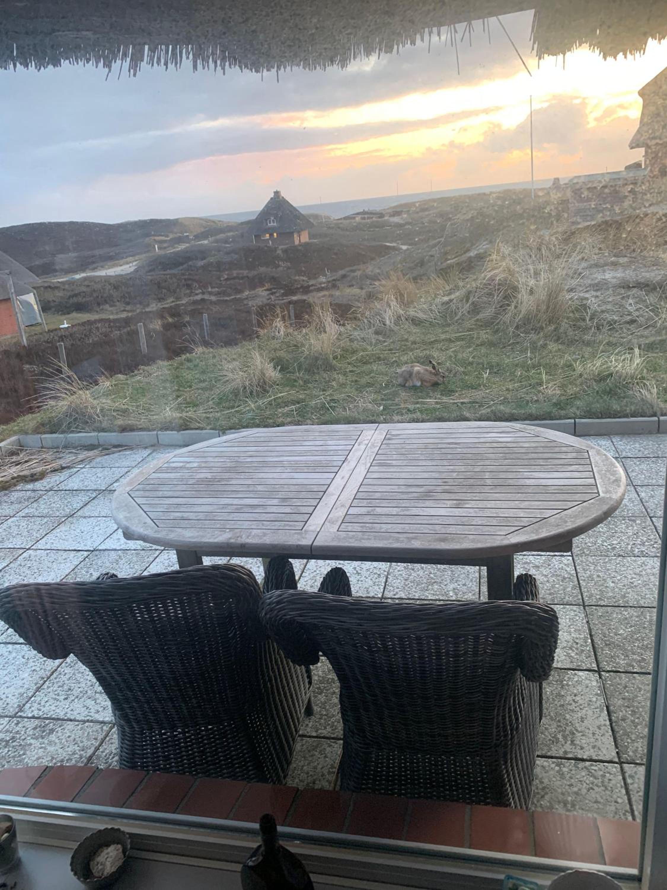 Meerblickhaus-Hoppe-mit-Panoramabank-auf-Sylt
