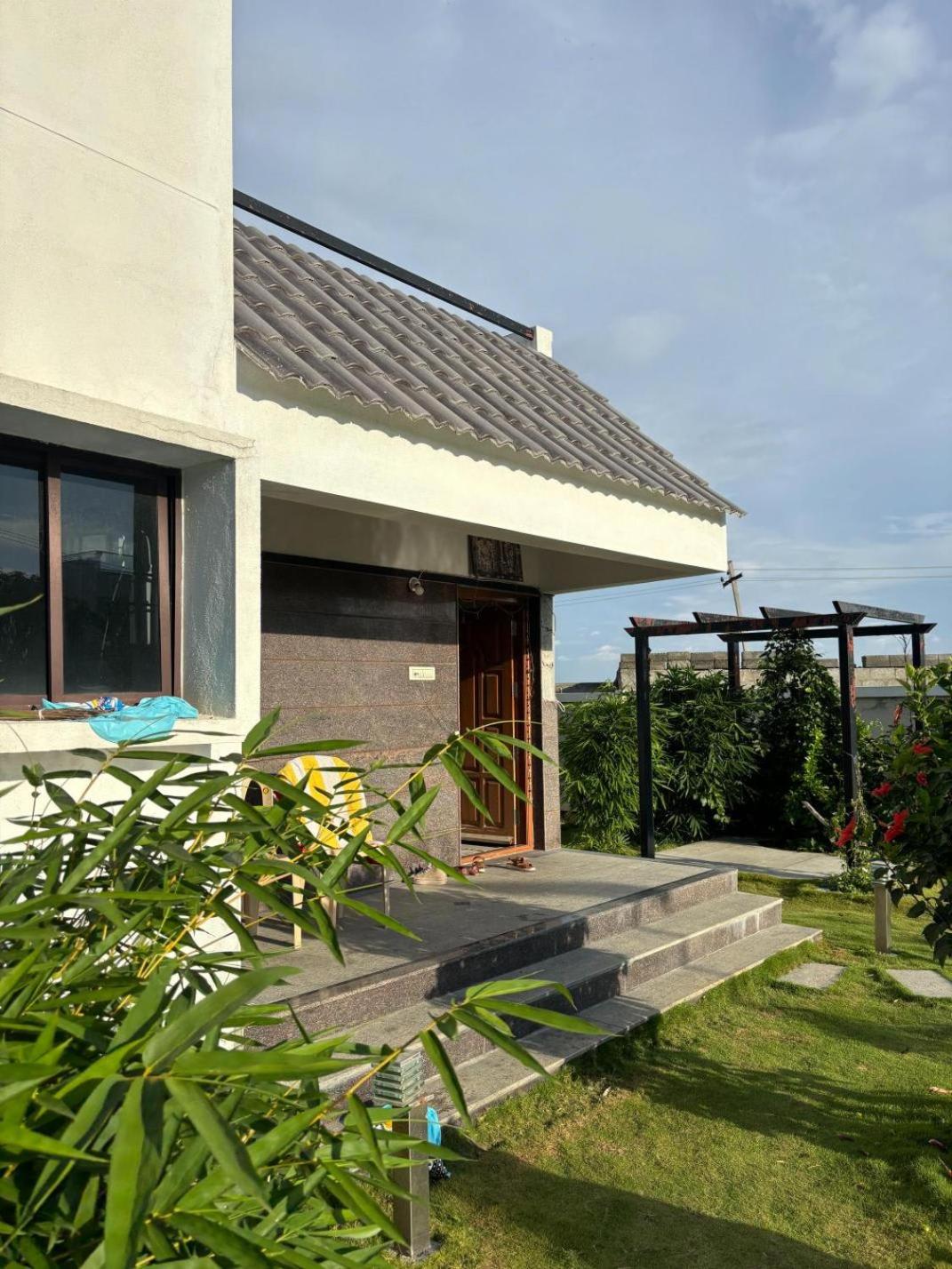 JhilMil Pool Villa by StayJade 2BHK Lawn