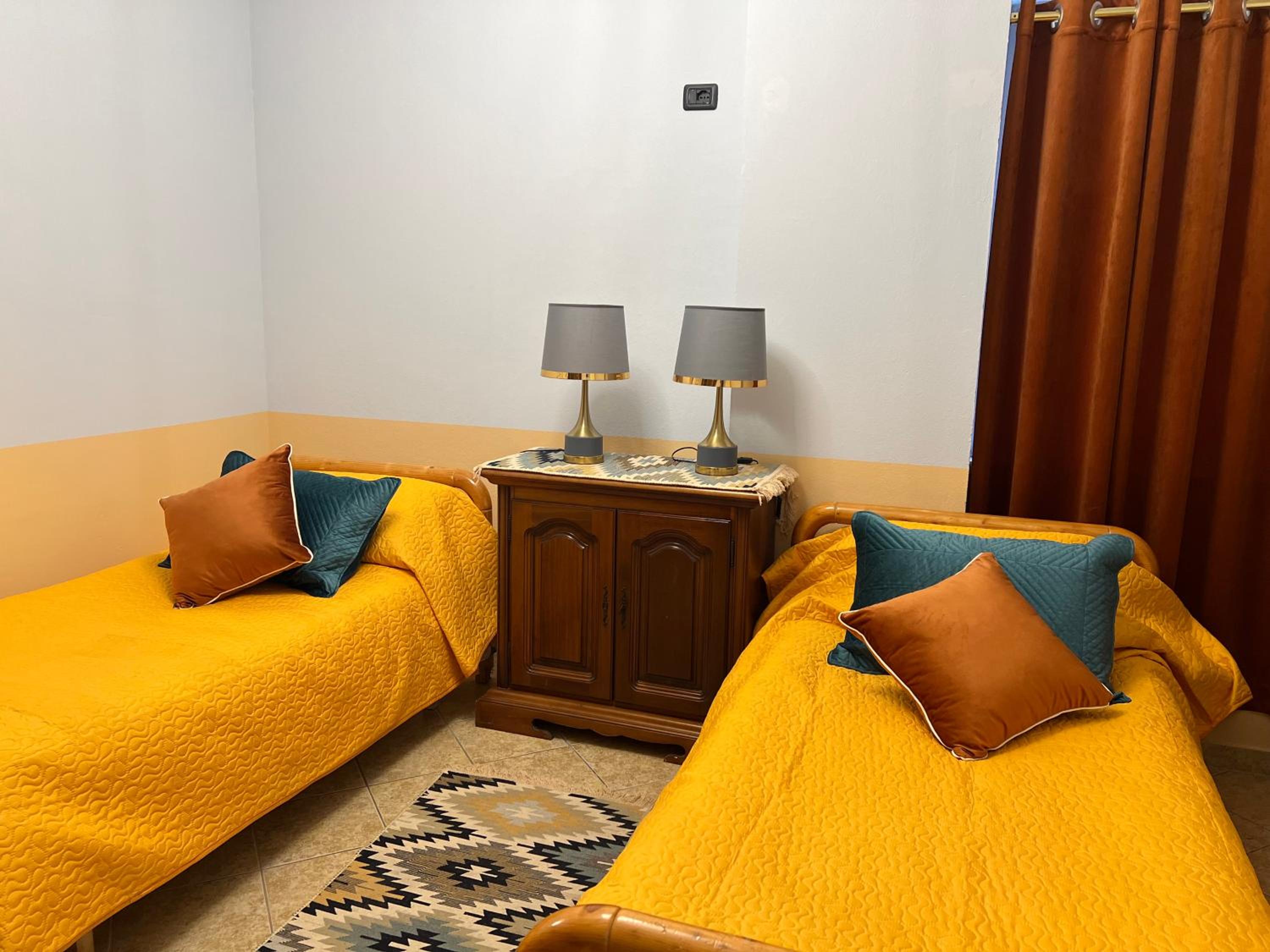 Elda Yellow Palace, Pazari i Ri Apartments