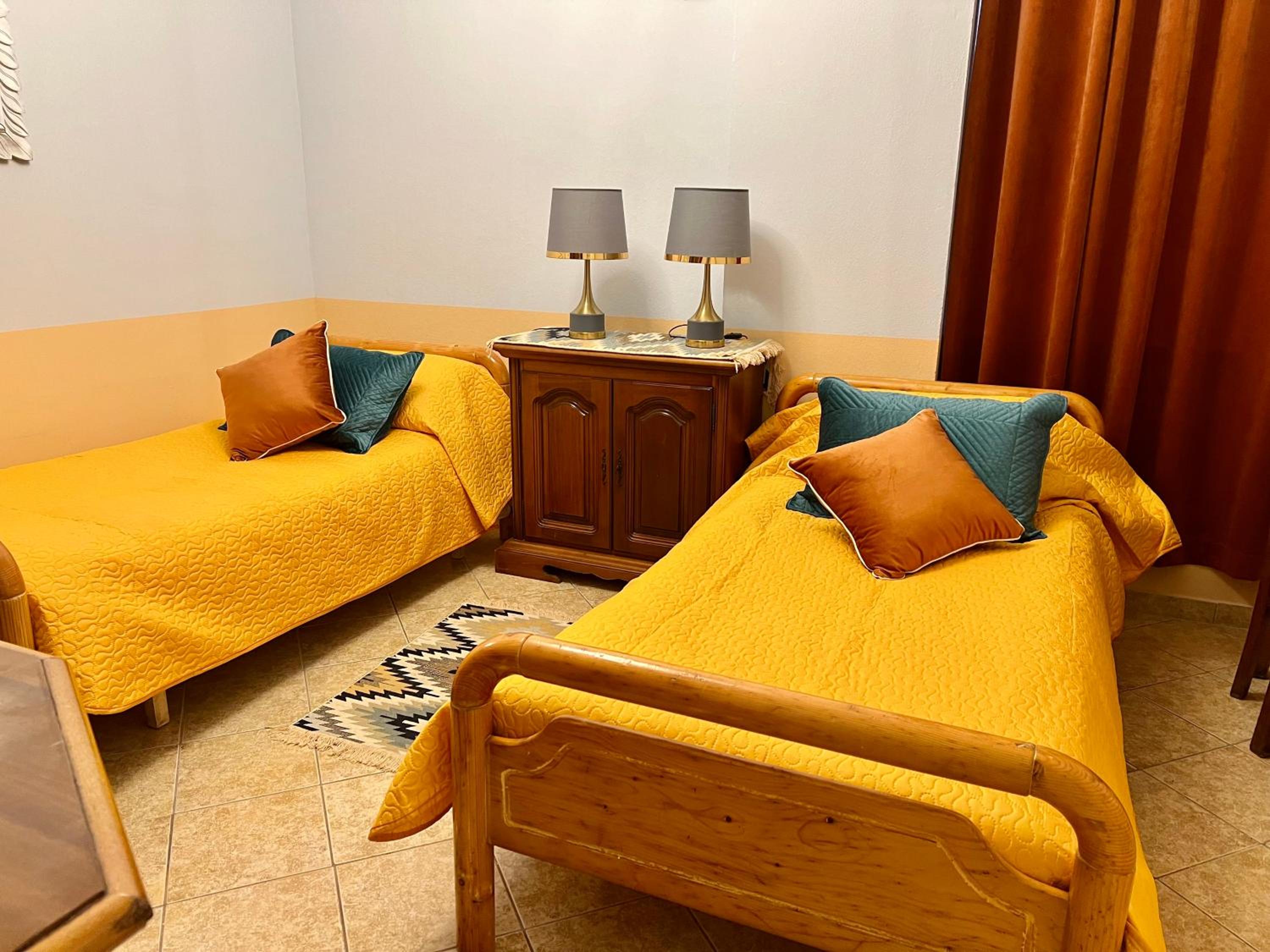 Elda Yellow Palace, Pazari i Ri Apartments