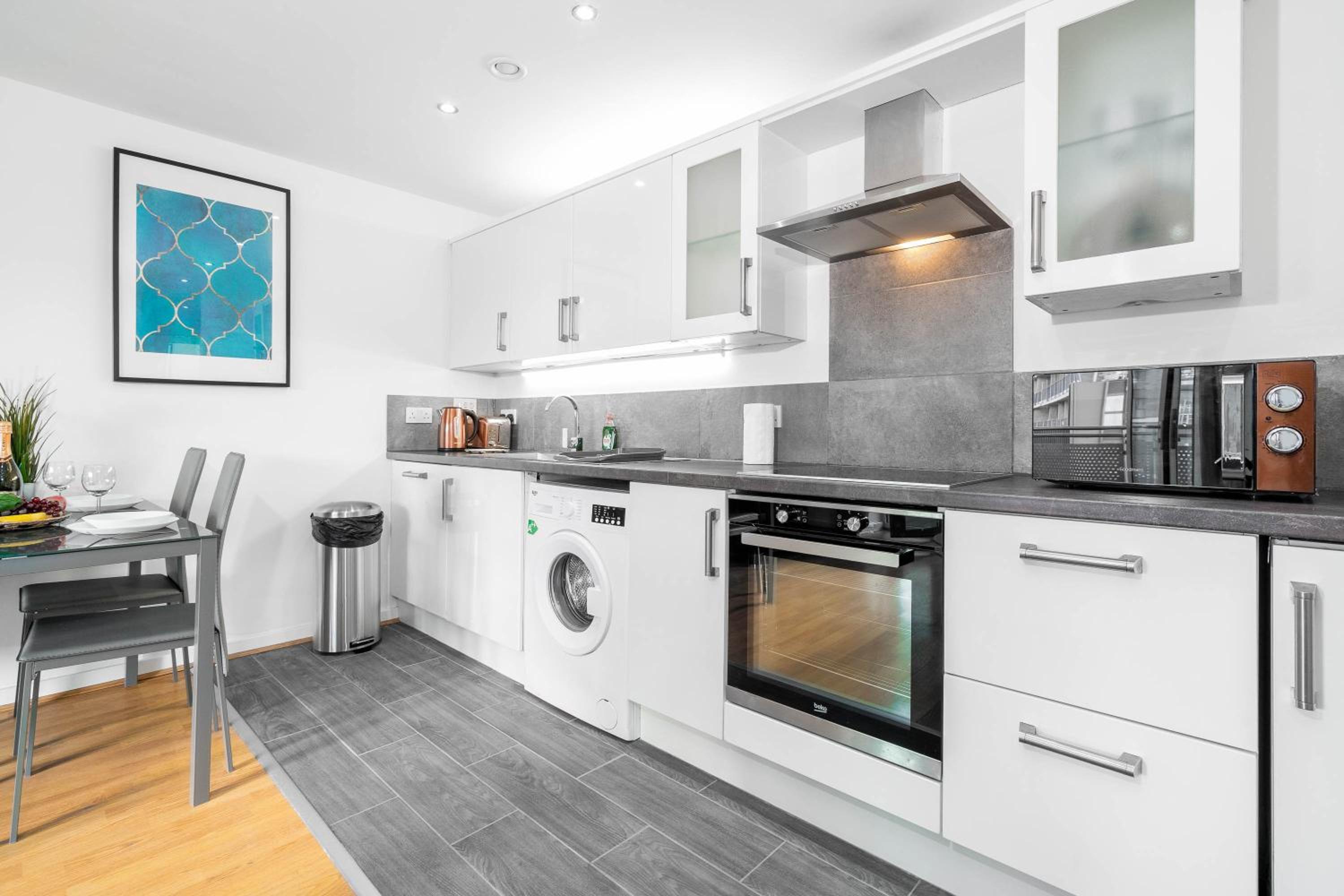 City Centre Penthouse - Large Balcony - 2 Bedroom - Secure Parking 1001M view 3