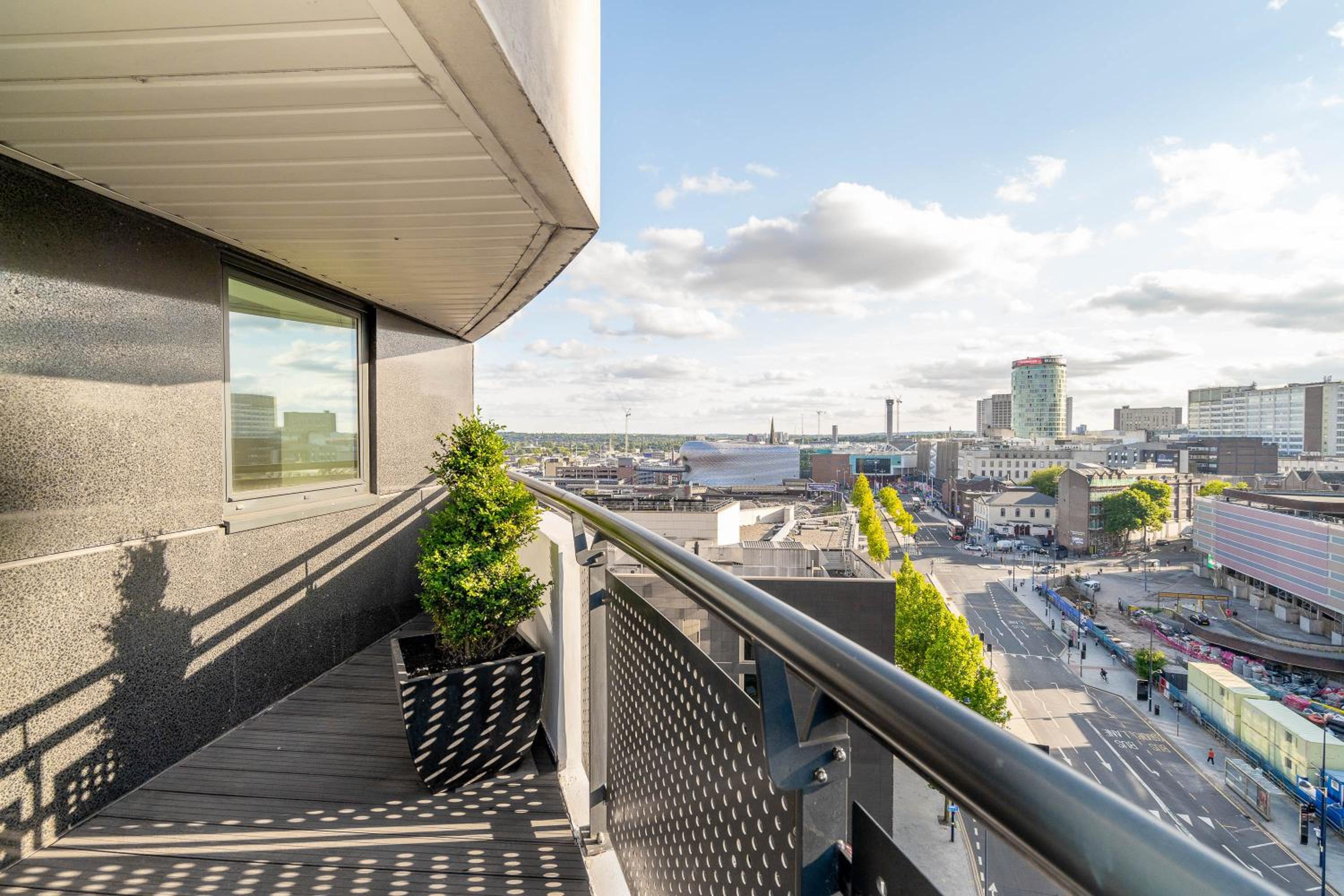 City Centre Penthouse - Large Balcony - 2 Bedroom - Secure Parking 1001M view 4