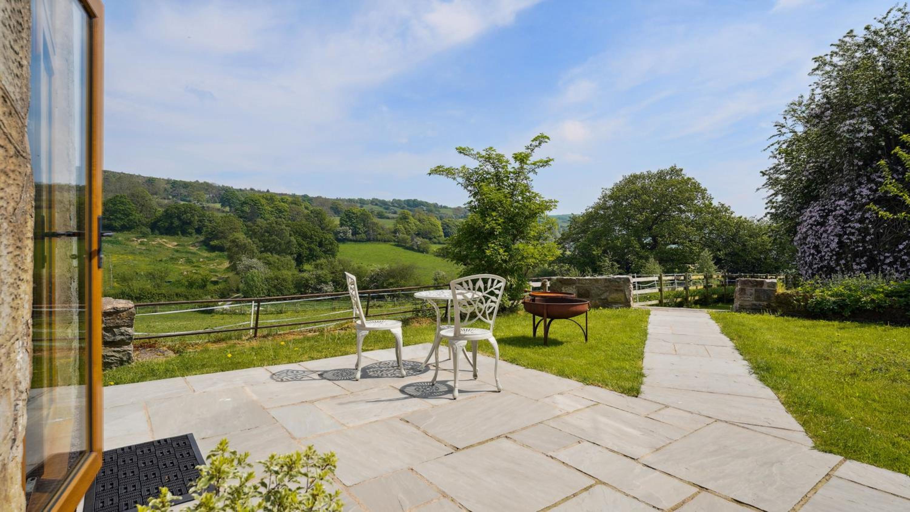 Tranquil countryside cottage for two view 4