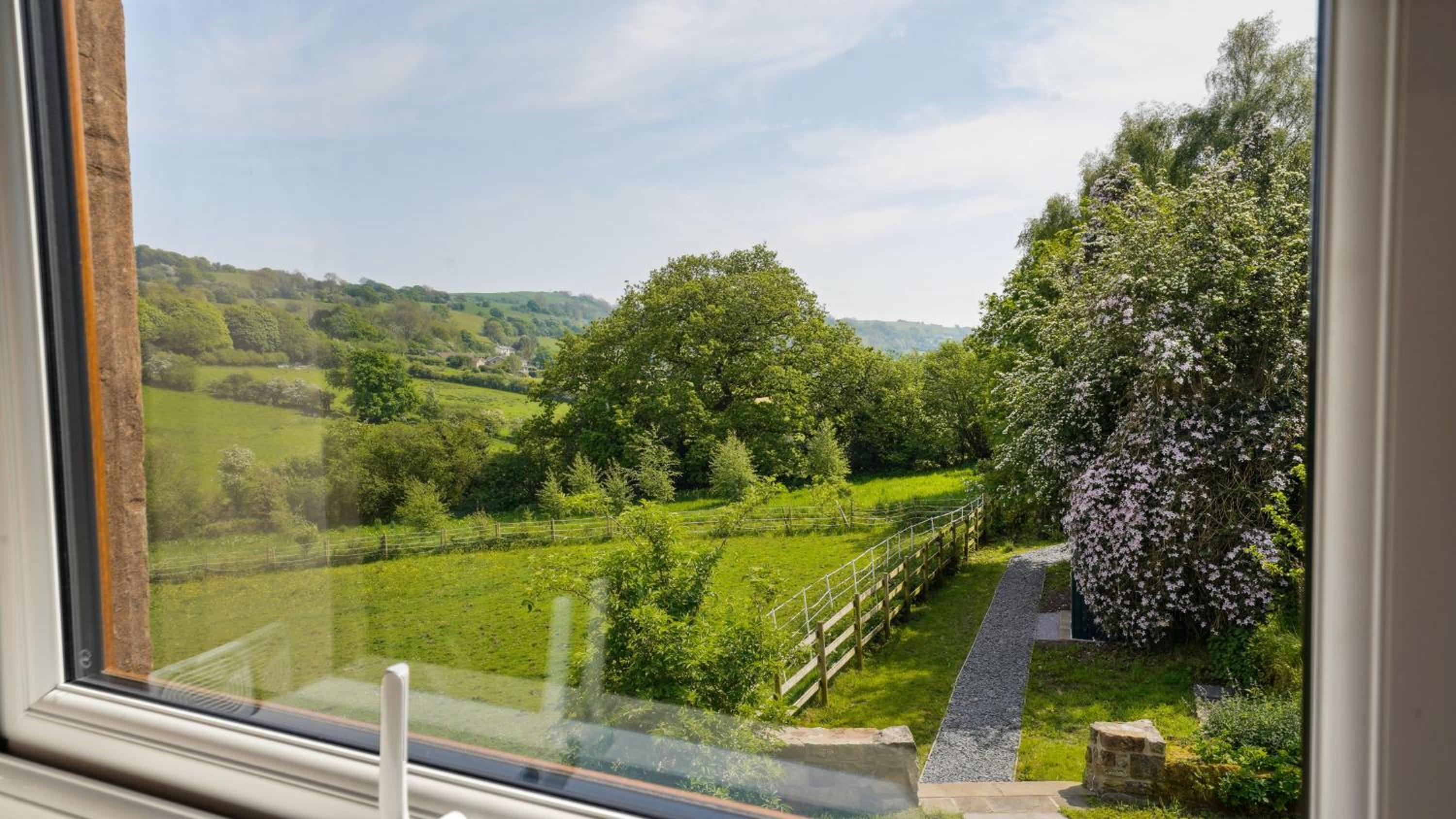 Tranquil countryside cottage for two view 5