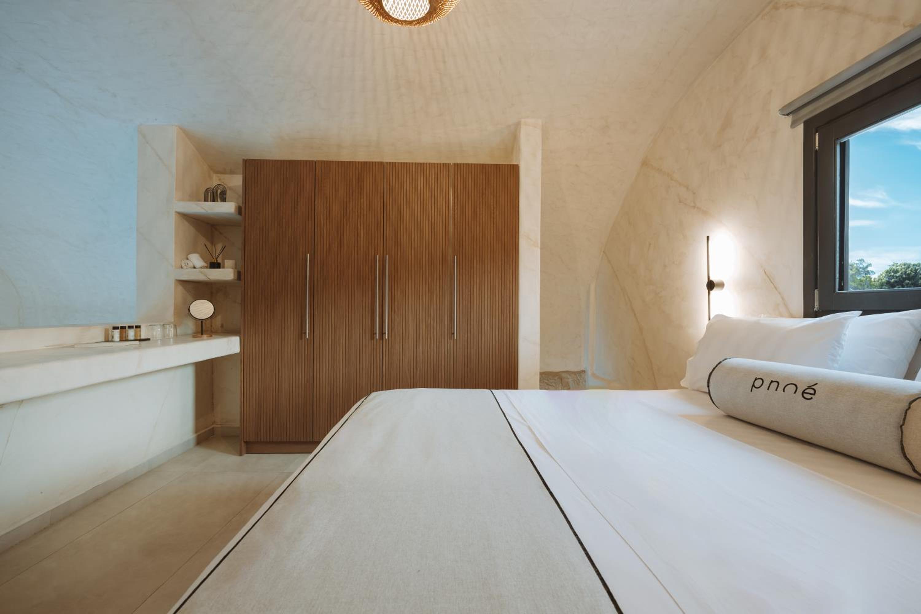 Pnoe Luxury Suites photo 5