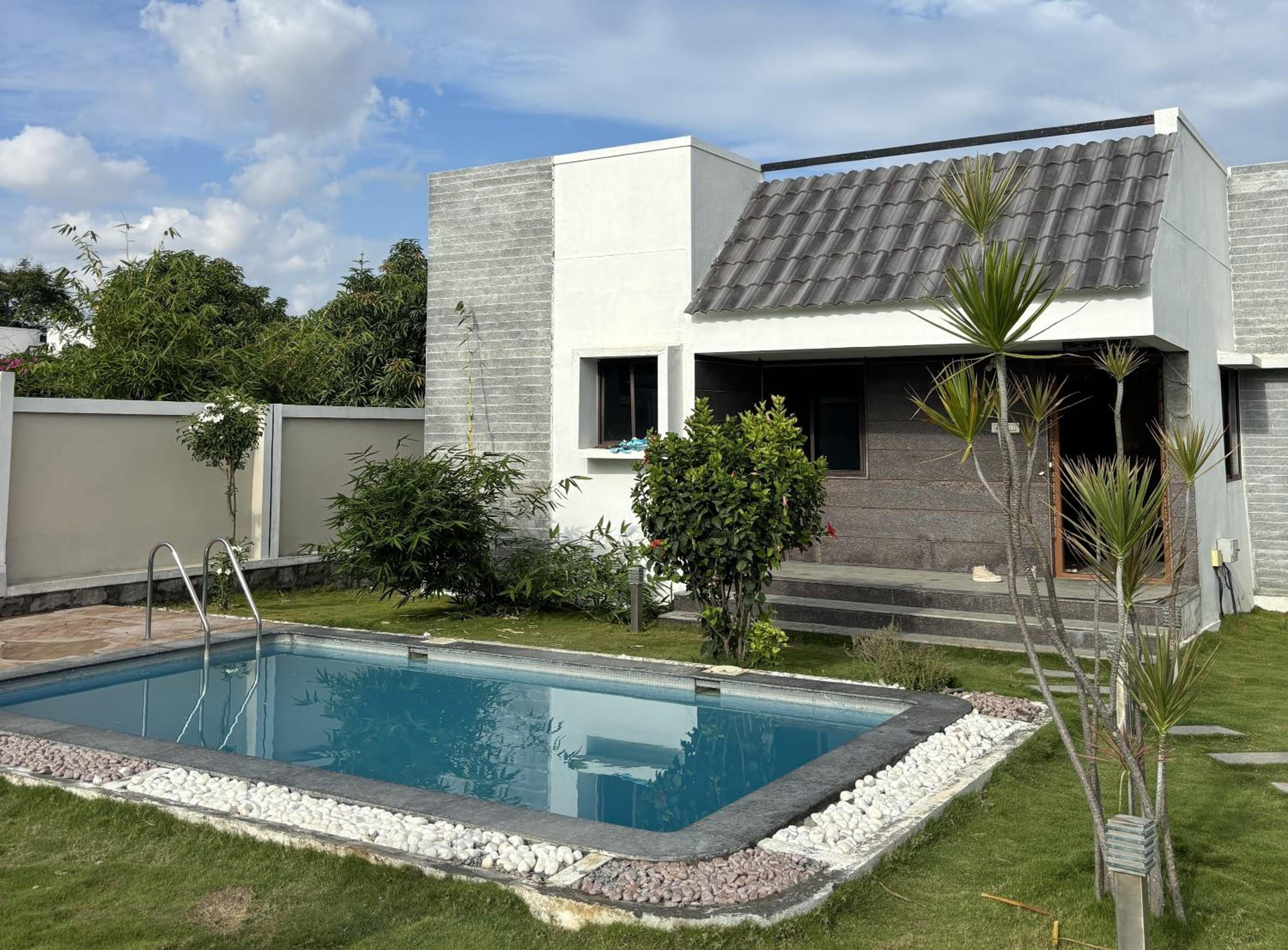 JhilMil Pool Villa by StayJade 2BHK Lawn