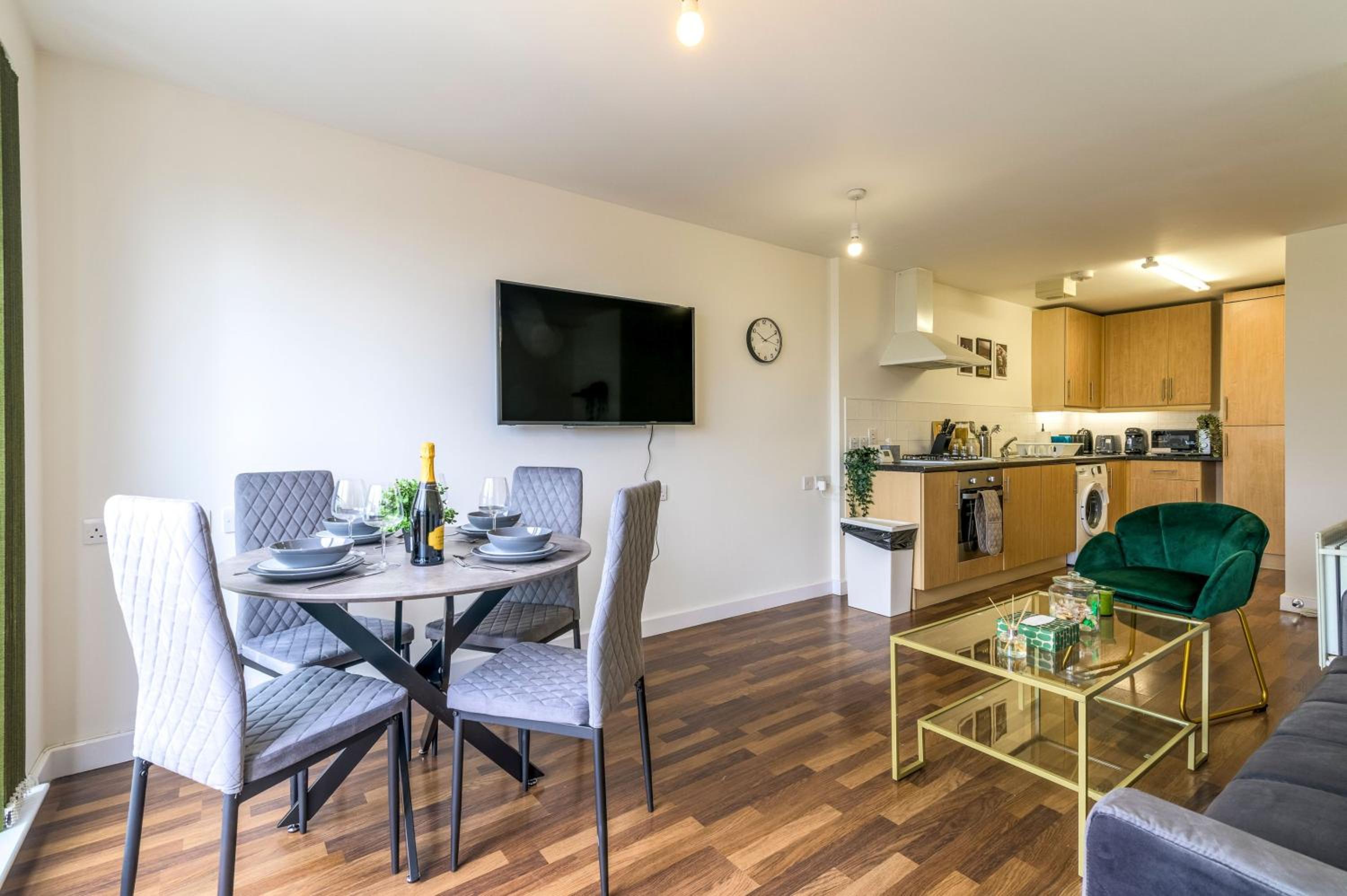 Cozy 2-Bed Flat By LiveStay Short Lets & Serviced Accommodation London