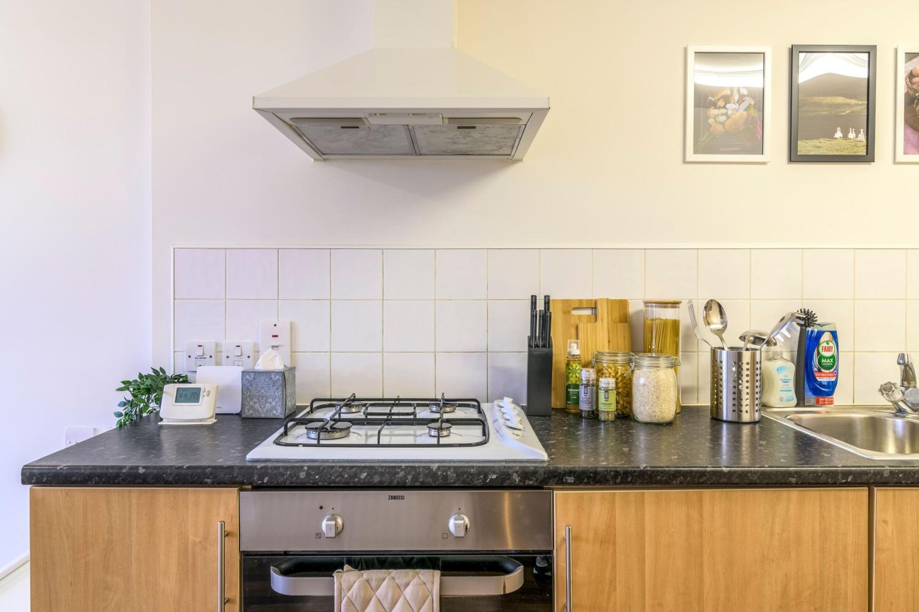 Cozy 2-Bed Flat By LiveStay Short Lets & Serviced Accommodation London