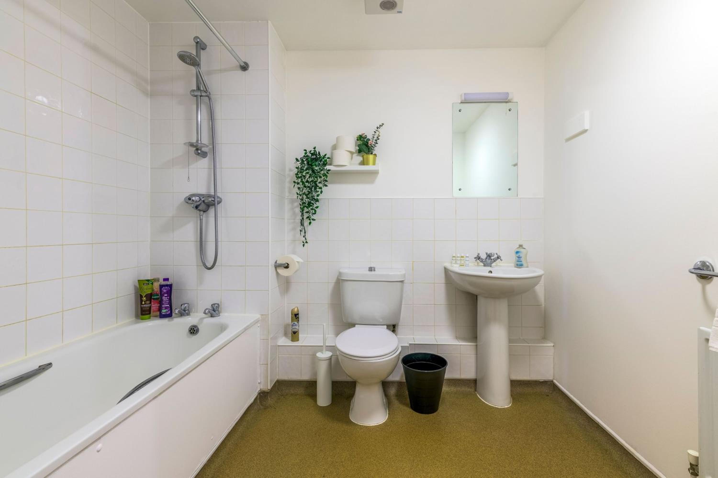 Cozy 2-Bed Flat By LiveStay Short Lets & Serviced Accommodation London
