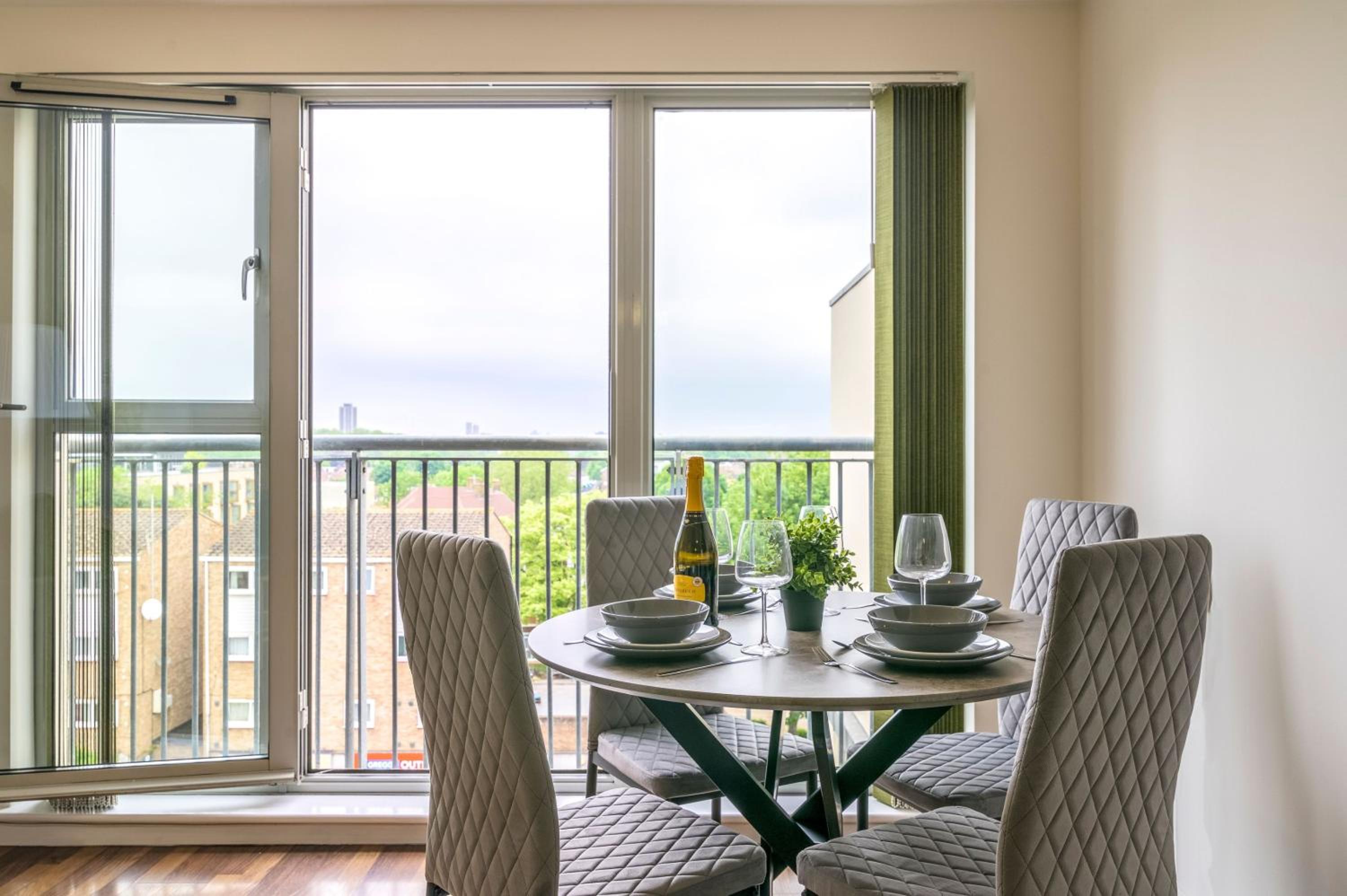 Cozy 2-Bed Flat By LiveStay Short Lets & Serviced Accommodation London