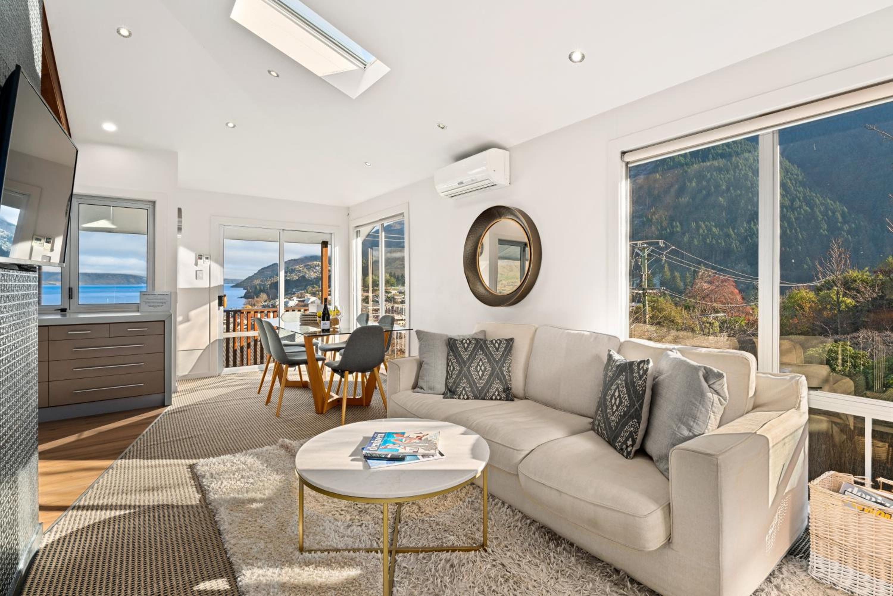 Central Style - 3 Bedroom Townhouse with Lakeview view 4