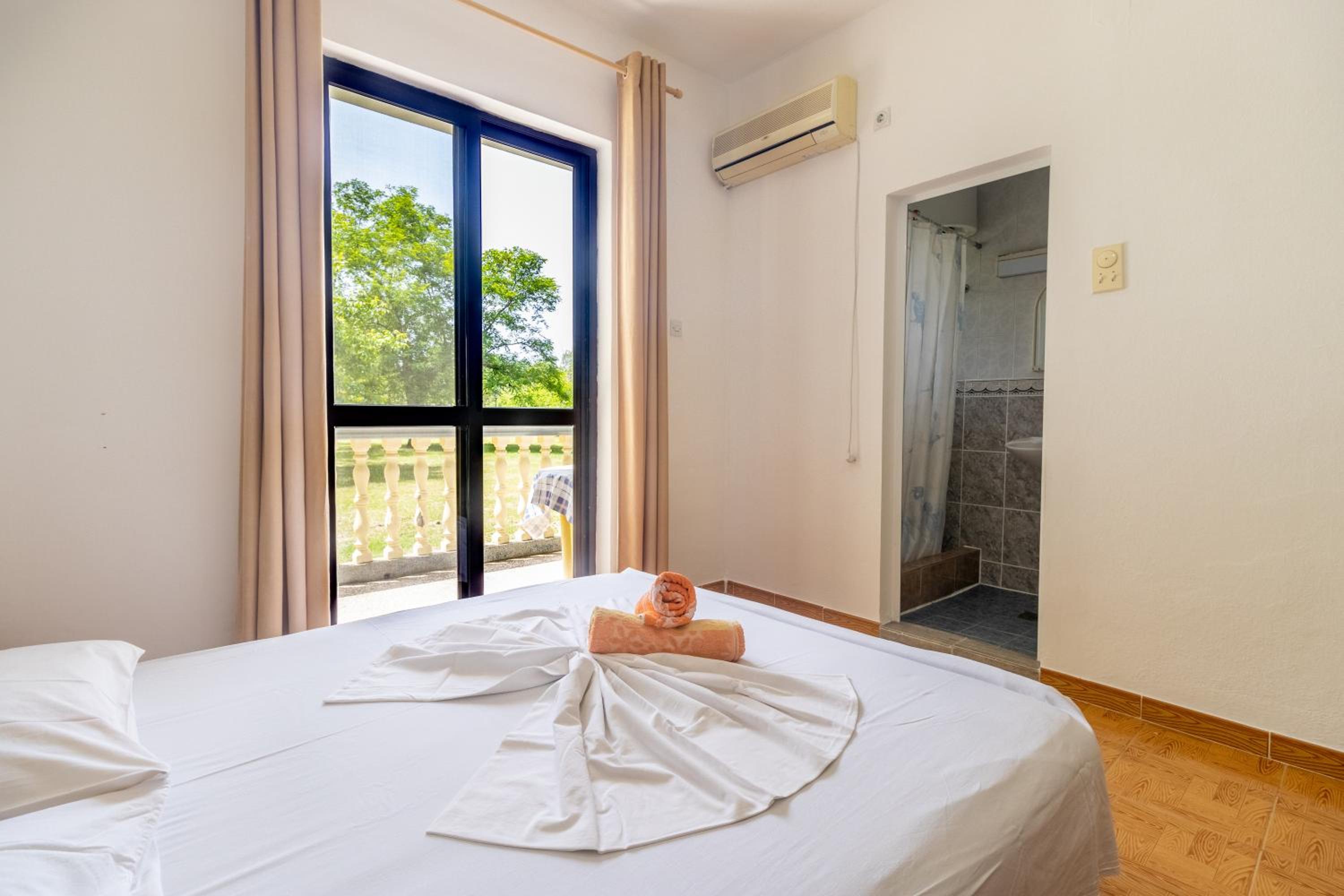 Tomi Guesthouse