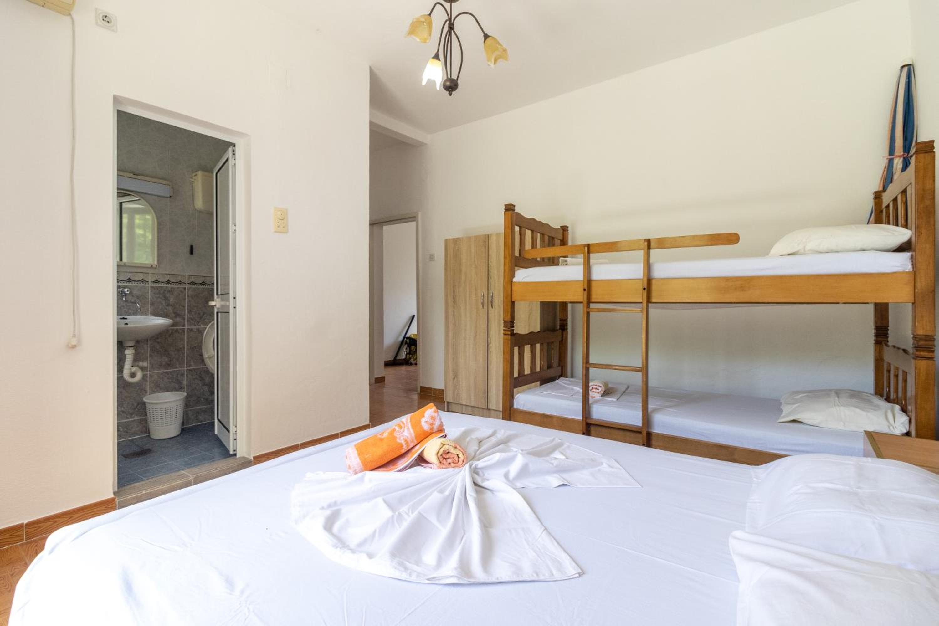 Tomi Guesthouse