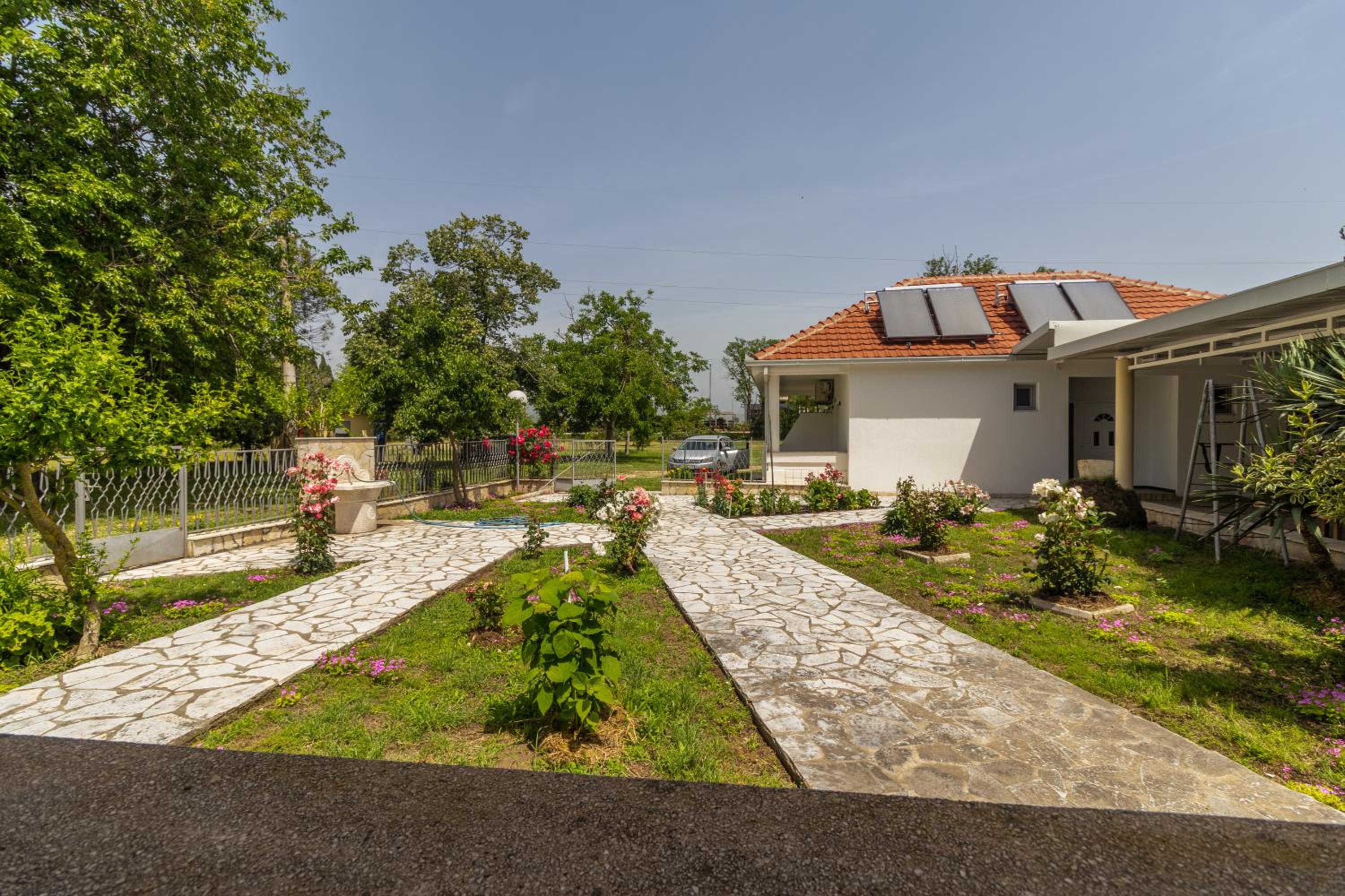 Tomi Guesthouse