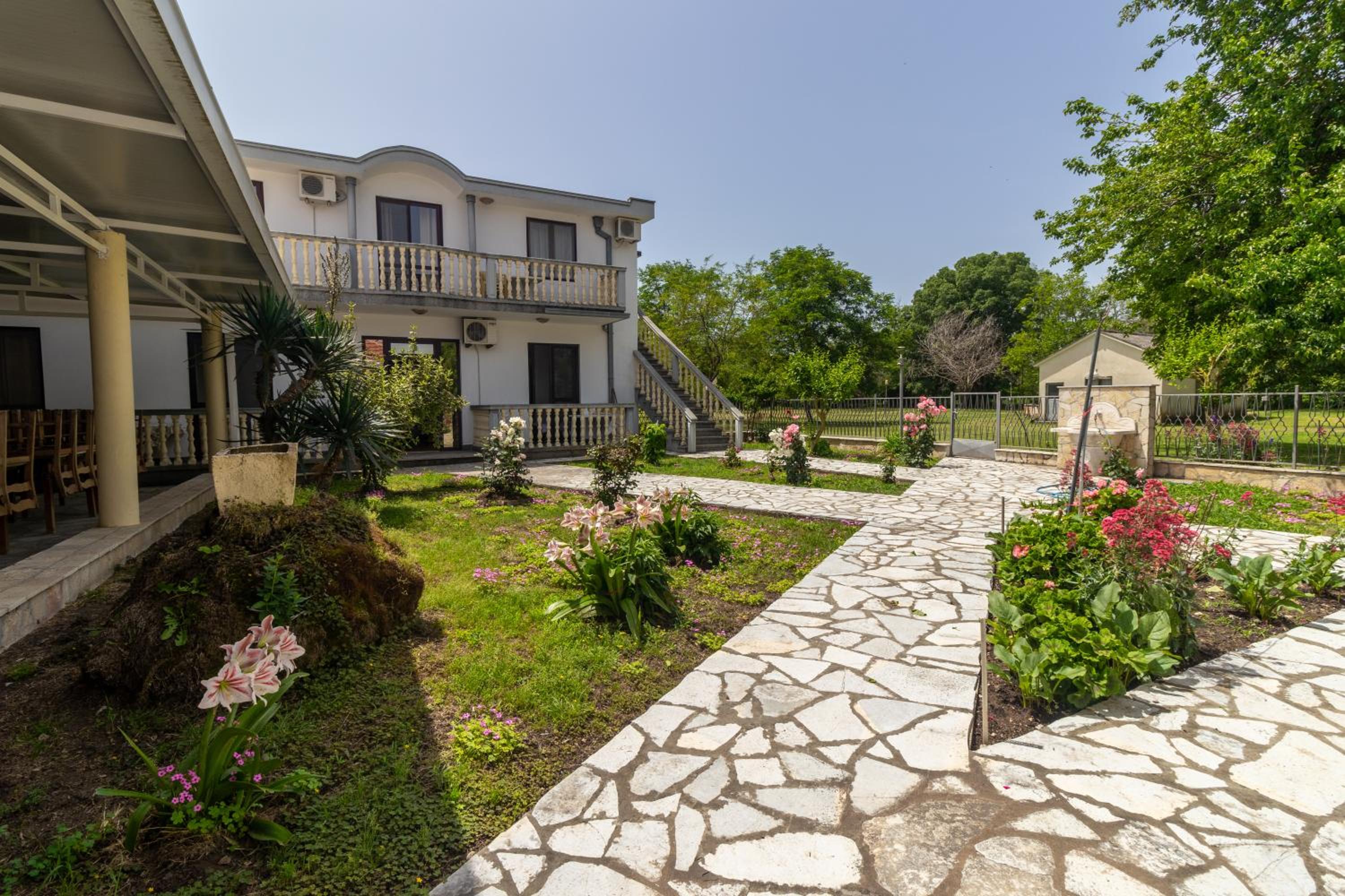 Tomi Guesthouse